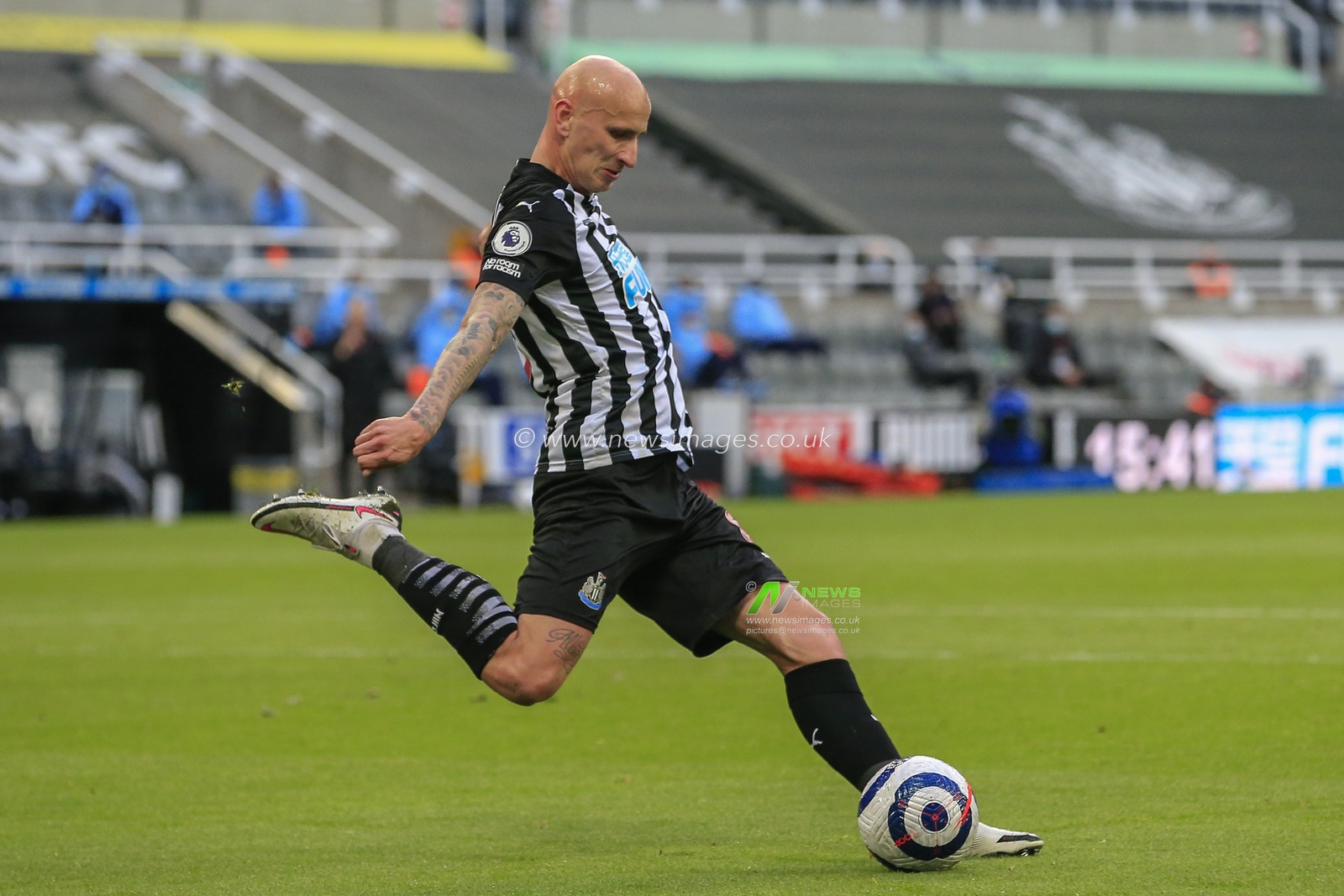 Jonjo Shelvey #8 of Newcastle United kicks the ball upfield