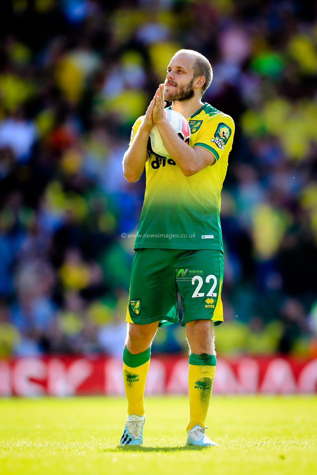 17th August 2019, Carrow Road, Norwich, England ; Premier League Football, Norwich City vs Newcastle United : Teemu Pukki (22) celebrates being named Man of the Match


Credit: Georgie Kerr/News Images

English Football League images are subject to DataCo Licence