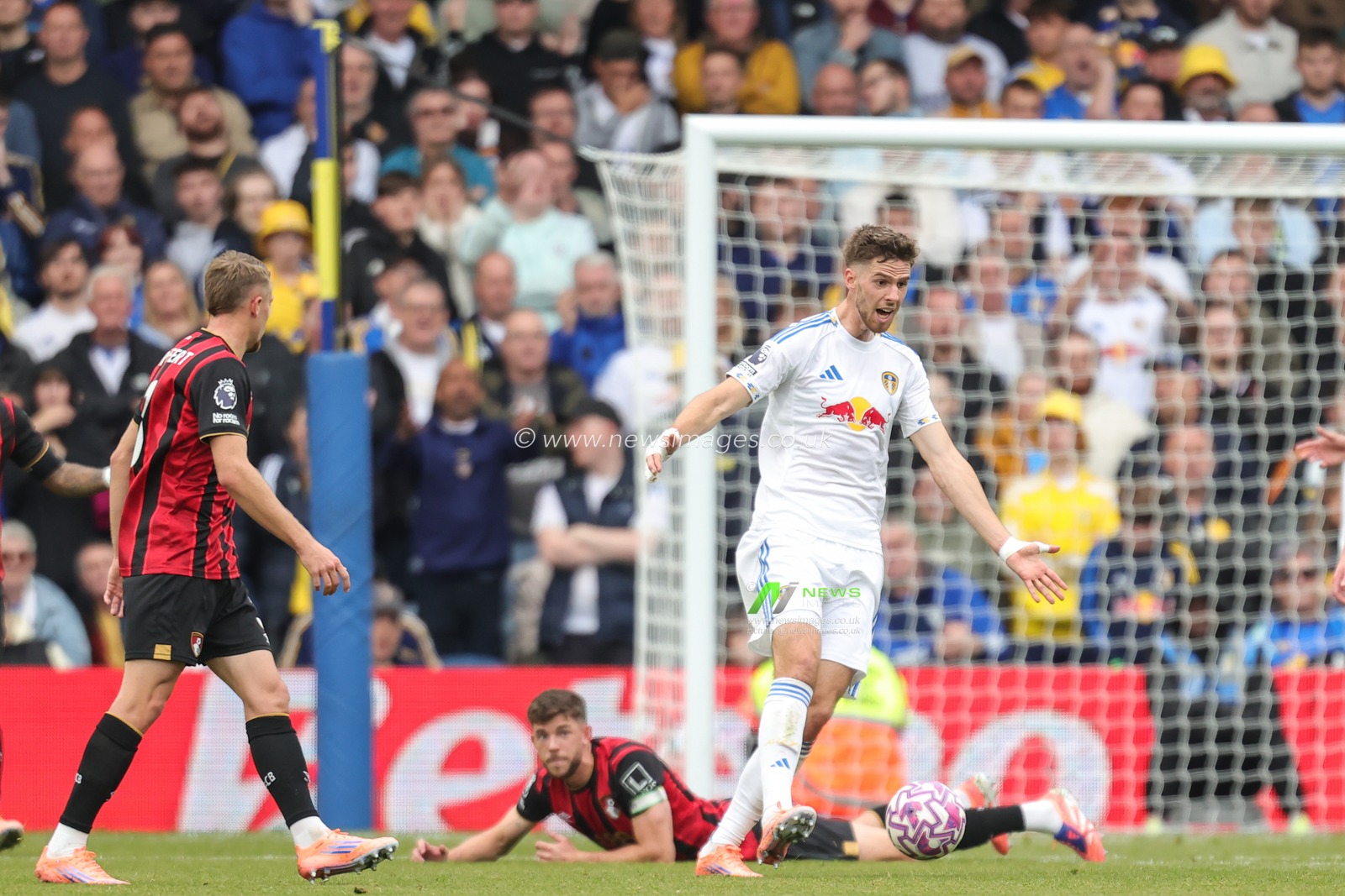 Anton Stach of Leeds United reacts during the Premier League match Leeds United vs Bournemouth at Elland Road, Leeds, United Kingdom, 27th September 2025

(Photo by Richard Bierton/News Images)