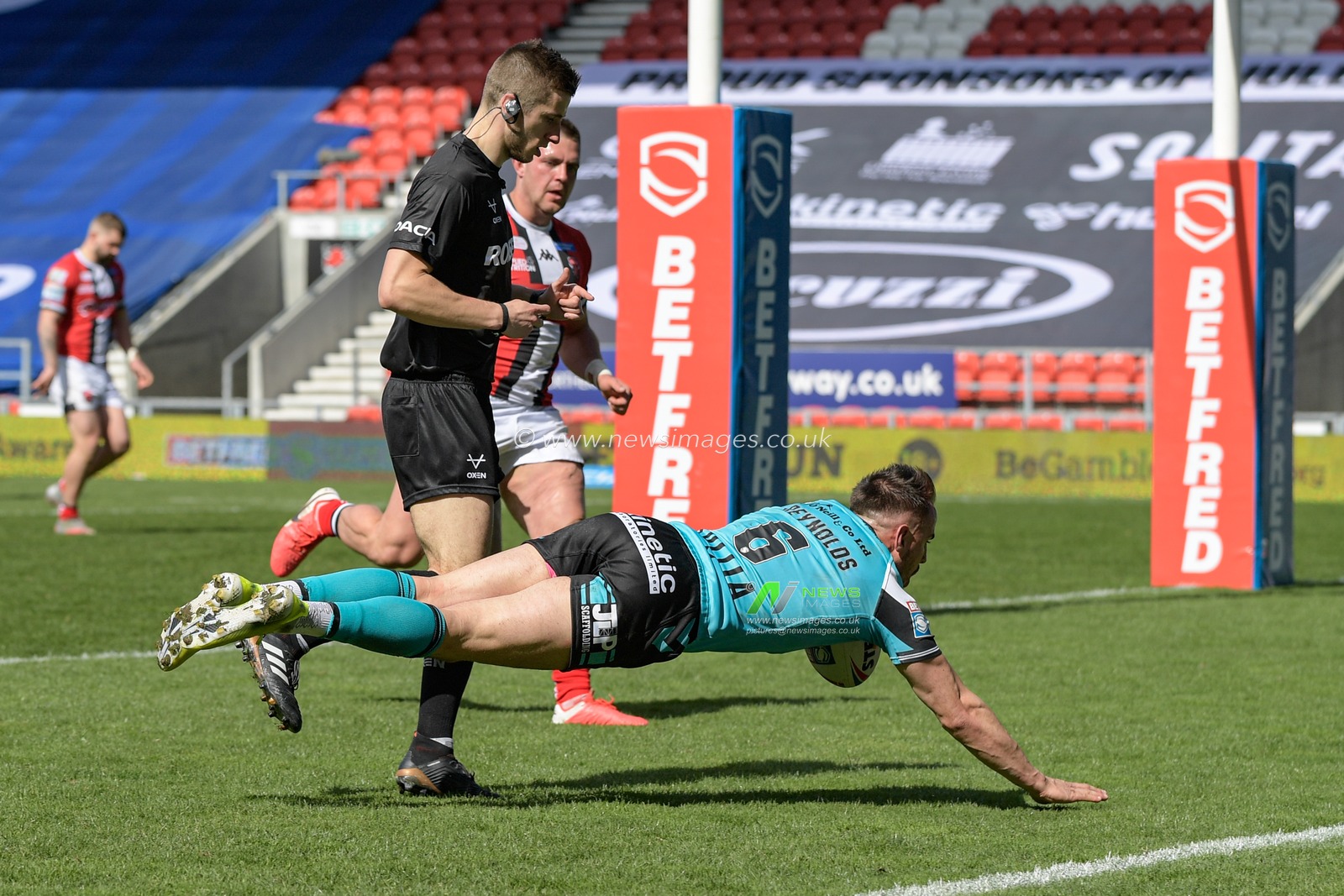 Josh Reynolds (6) of Hull FC goes over for a try to make it 0-12