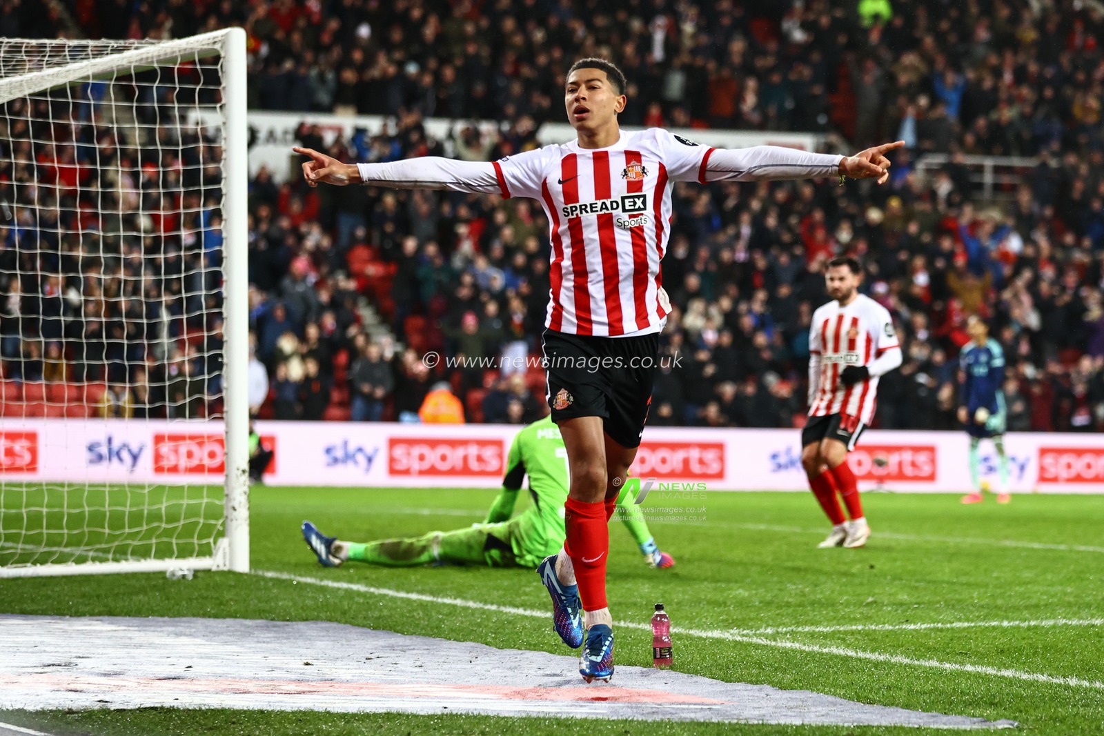 Jobe Bellingham #7 of Sunderland celebrates his goal to make it 1-0 during the Sky Bet Championship match Sunderland vs Leeds United at Stadium Of Light, Sunderland, United Kingdom, 12th December 2023

(Photo by Mark Cosgrove/News Images)