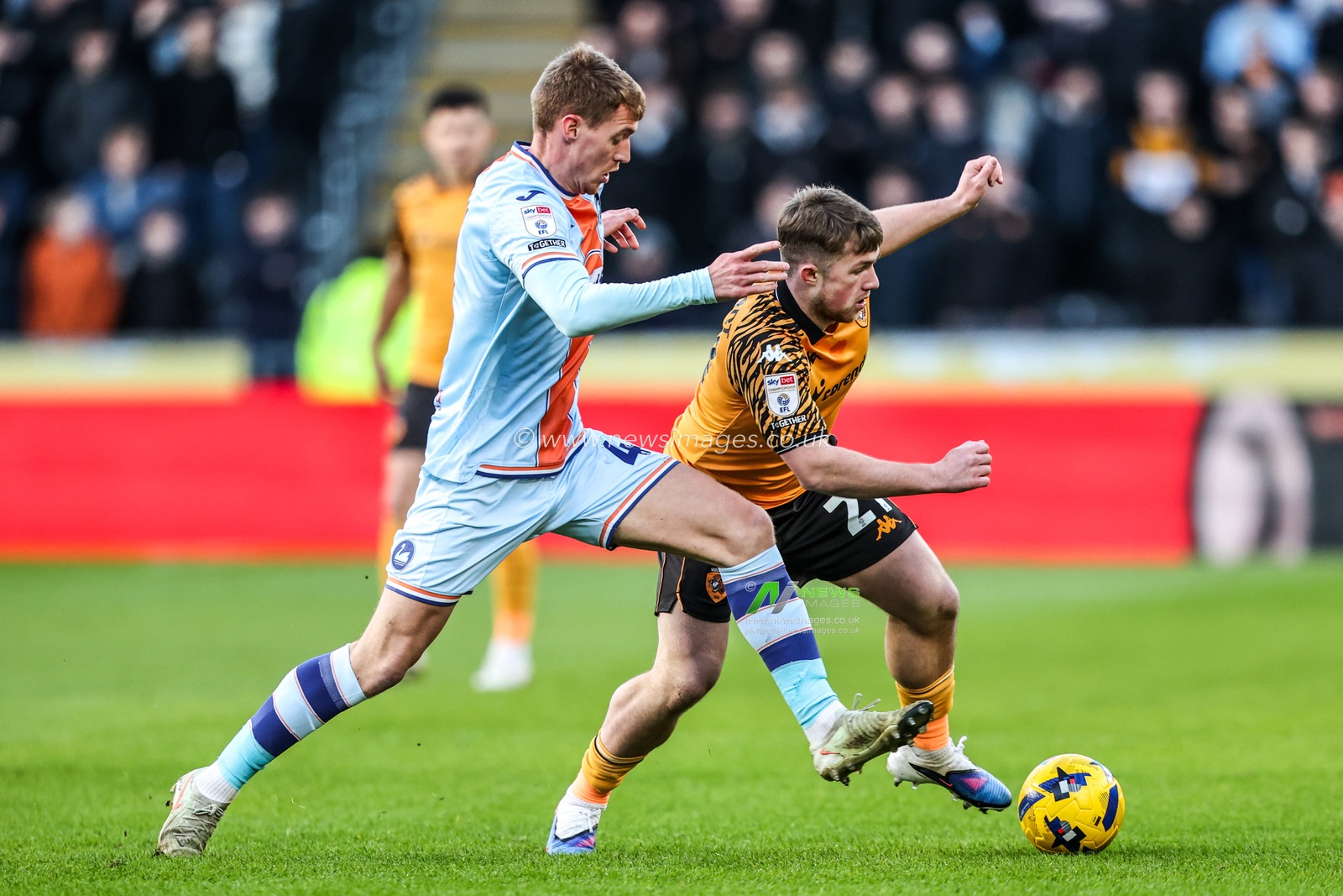 Joe Gelhardt of Hull City is fouled by Jay Fulton of Swansea City during the Sky Bet Championship match Hull City vs Swansea City at MKM Stadium, Hull, United Kingdom on 24 January 2026

(Photo by Alfie Cosgrove/News Images)