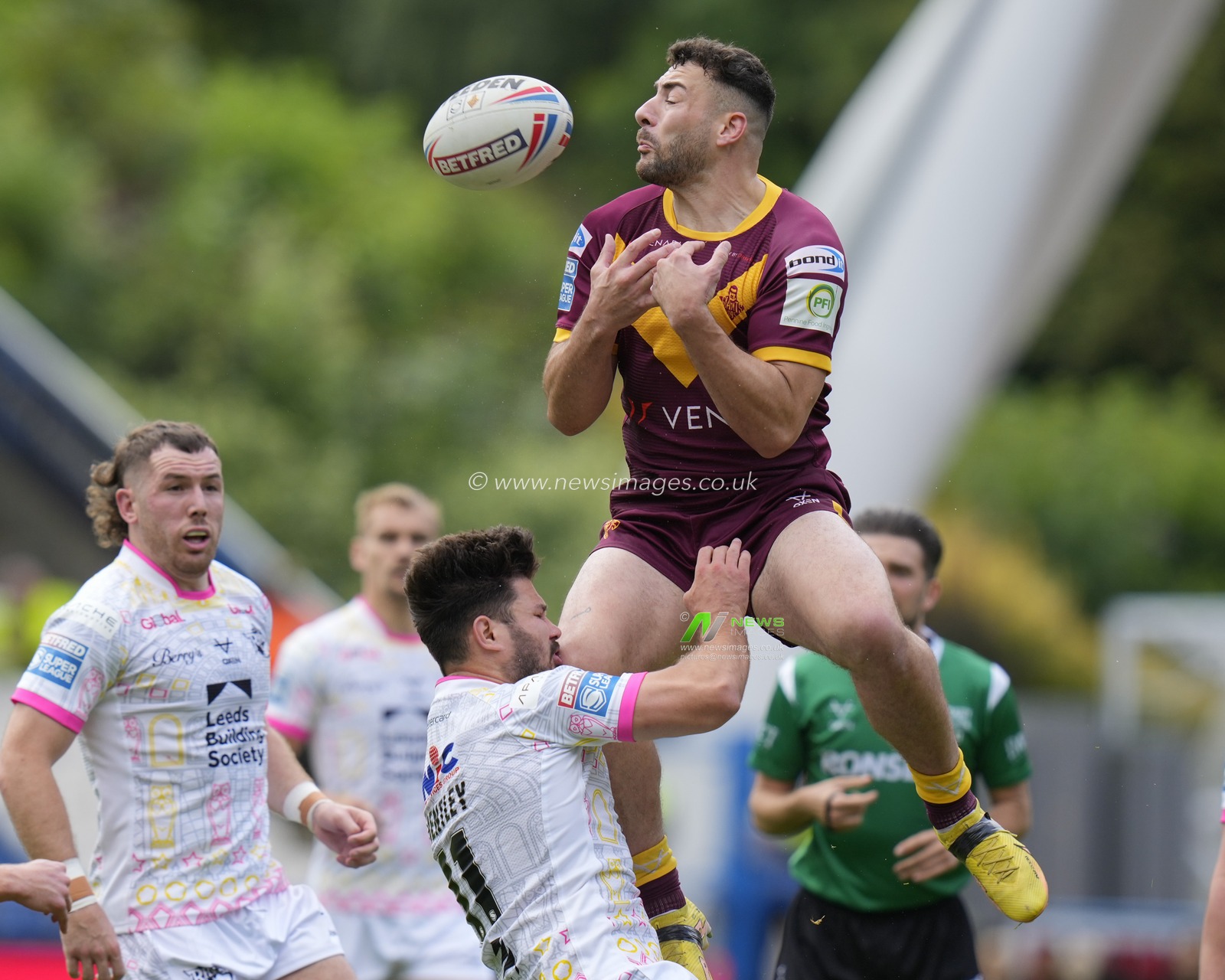 James Bentley #11 of Leeds Rhinos takes a knee in the face as he collides with Jake Connor #1 of Huddersfield Giants as he collects a high kick during the Betfred Super League Round 23 match Huddersfield Giants vs Leeds Rhinos at John Smith's Stadium, Huddersfield, United Kingdom, 27th August 2023

(Photo by Steve Flynn/News Images)