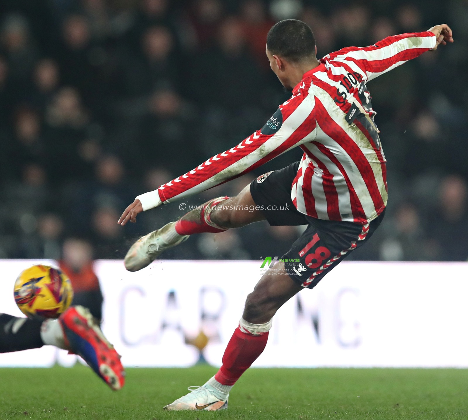 Wilson Isidor of Sunderland shoots during the Sky Bet Championship match Derby County vs Sunderland at Pride Park Stadium, Derby, United Kingdom, 21st January 2025

(Photo by Sam Eaden/News Images) 