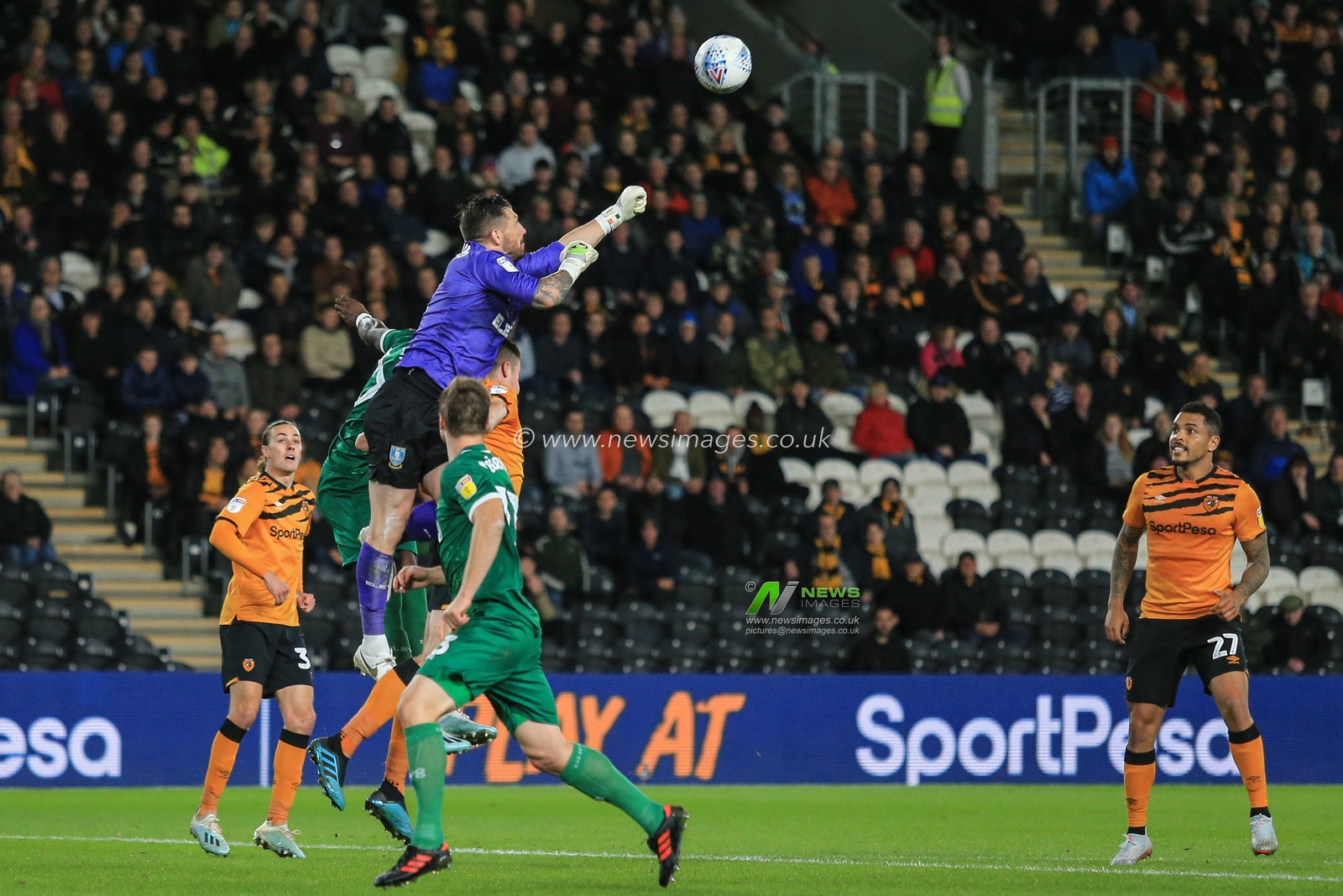 1st October 2019, KC Stadium, Kingston upon Hull, England; Sky Bet Championship, Hull City v Sheffield Wednesday : Keiron Westwood (1) of Sheffield Wednesday clears his area punching the ball

Credit: David Greaves/News Images