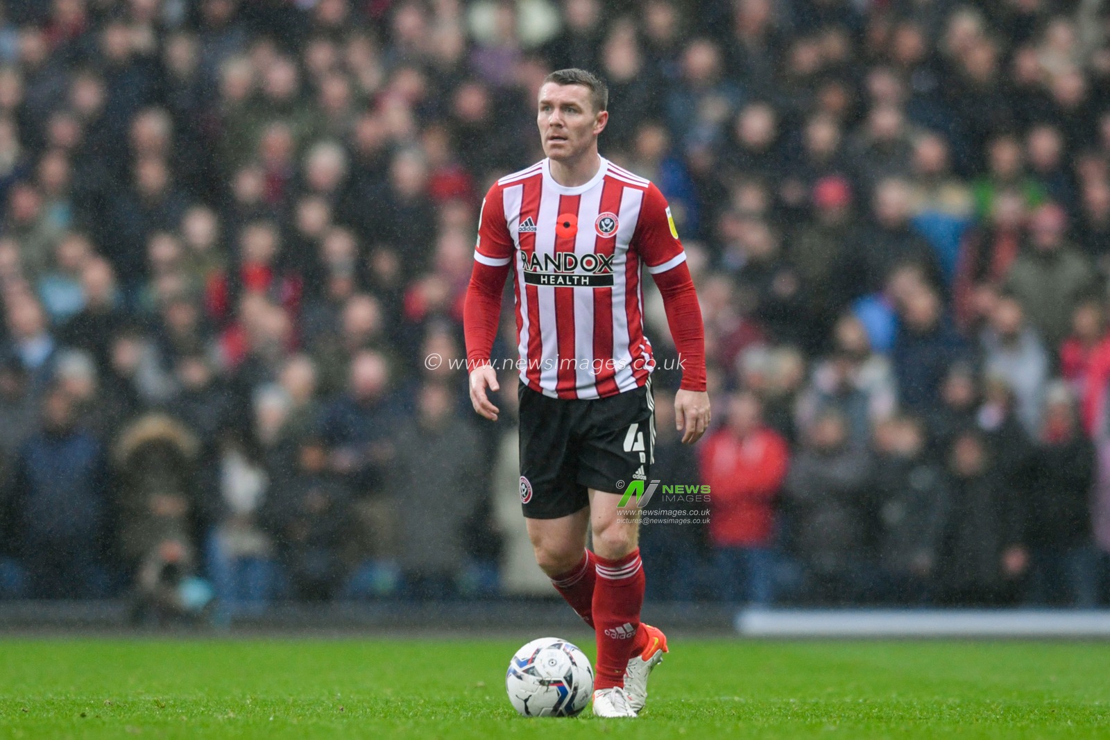 John Fleck #4 of Sheffield United looks for a passing option