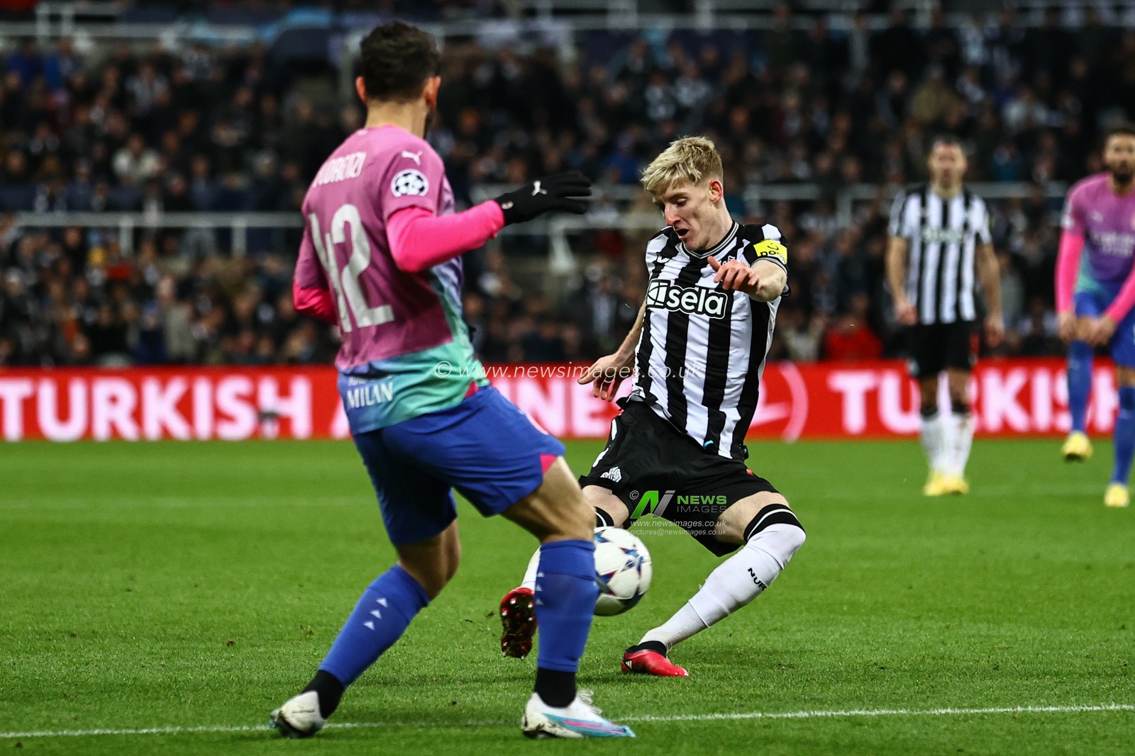 Anthony Gordon #10 of Newcastle United takes a shot on goal during the UEFA Champions League match Newcastle United vs AC Milan at St. James's Park, Newcastle, United Kingdom, 13th December 2023

(Photo by Mark Cosgrove/News Images)