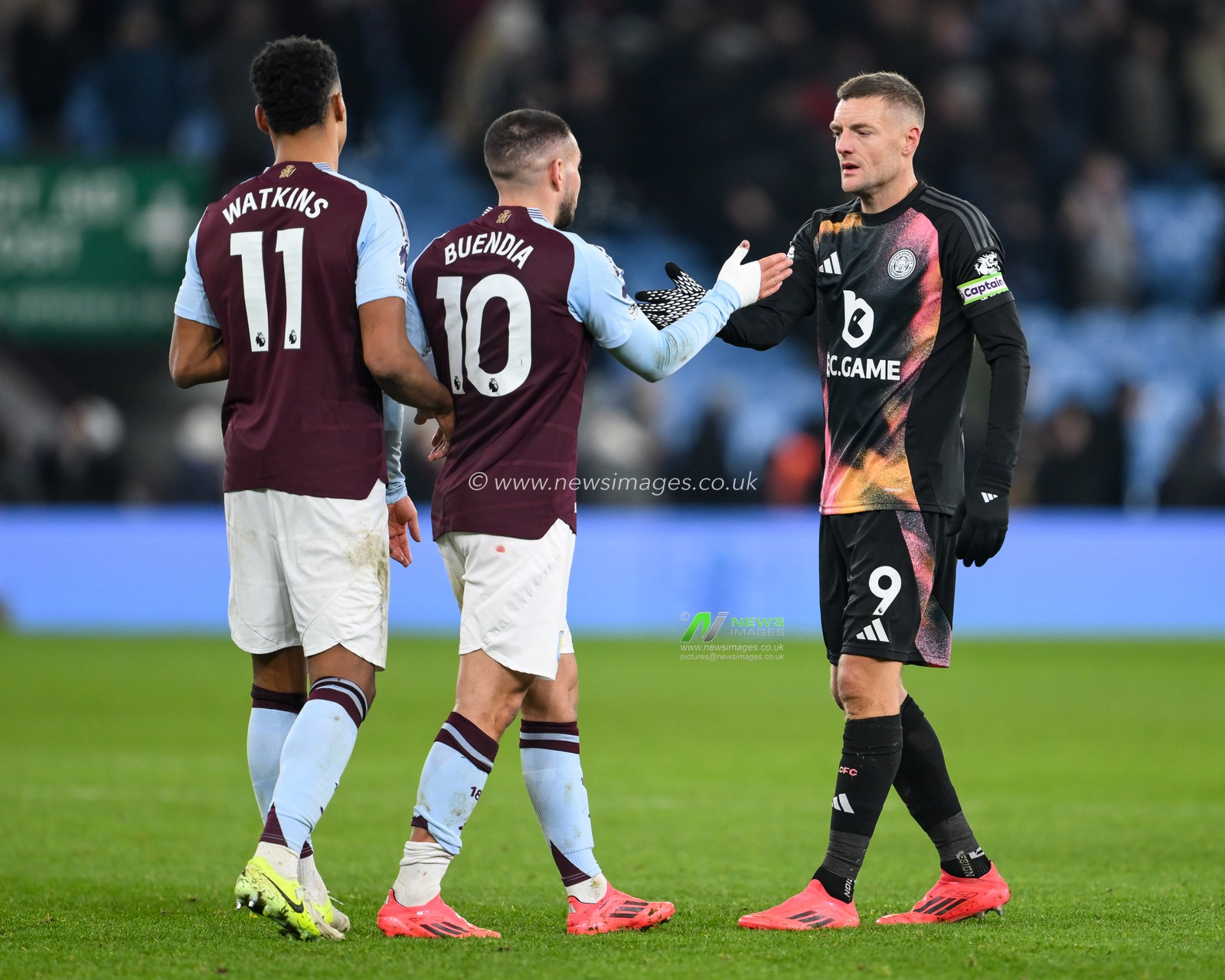Jamie Vardy of Leicester City and Emi BuendÃ­a of Aston Villa shake hands at the end of the Premier League match Aston Villa vs Leicester City at Villa Park, Birmingham, United Kingdom, 4th January 2025

(Photo by Craig Thomas/News Images)