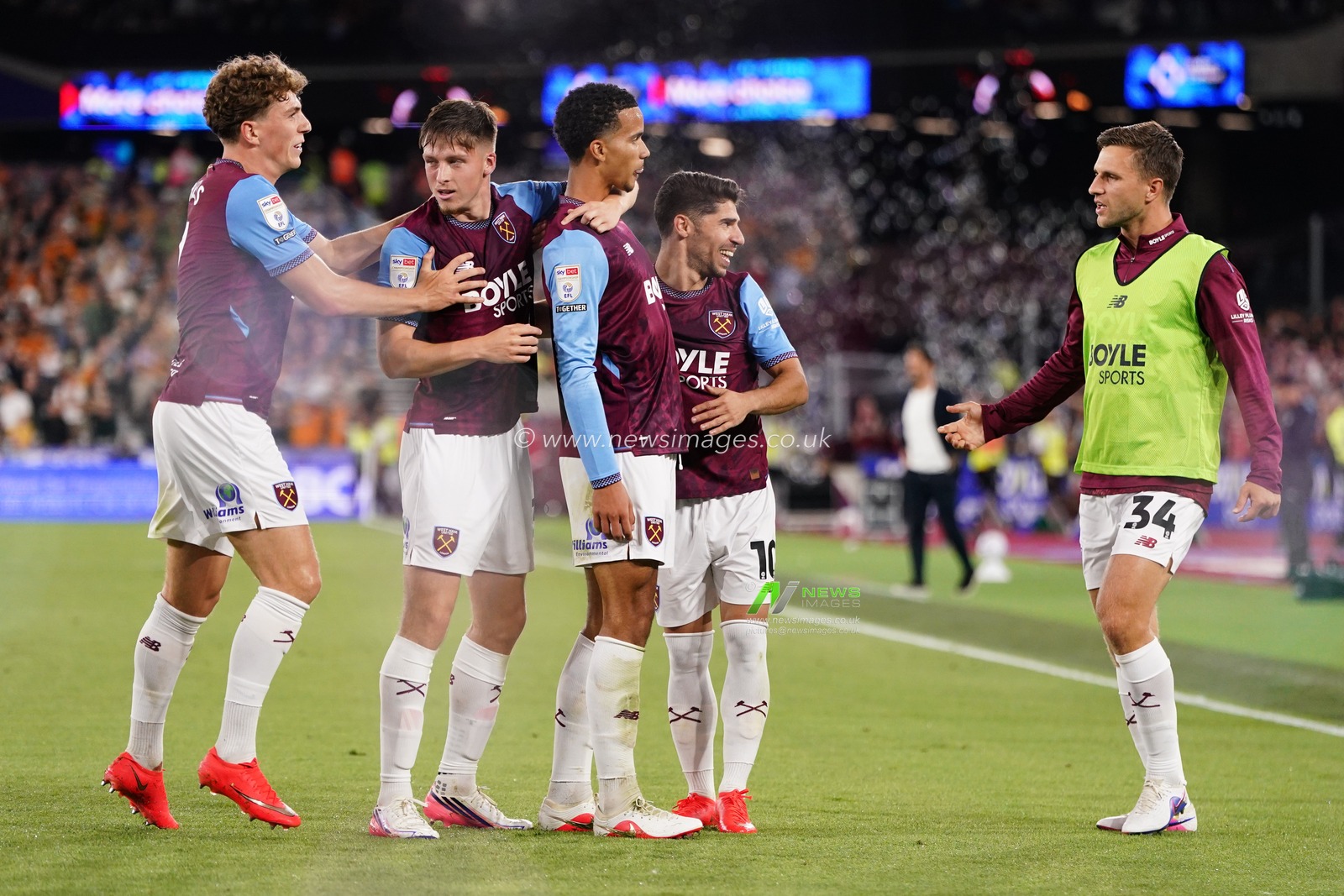 West ham players celebrate 3-1 lead during the Sky Bet Championship match West Ham United vs Wolverhampton Wanderers at London Stadium, London, United Kingdom on 01 September 2026

(Photo by Harvey Murphy/News Images)