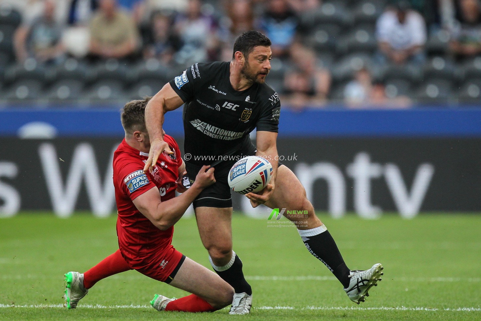11th July 2019 , KCOM Stadium, Hull, England; Betfred Super League, Round 22, Hull FC vs London Broncos ; Mark Minichiello (12) of Hull FC runs with the ball


Credit: David Greaves/News Images