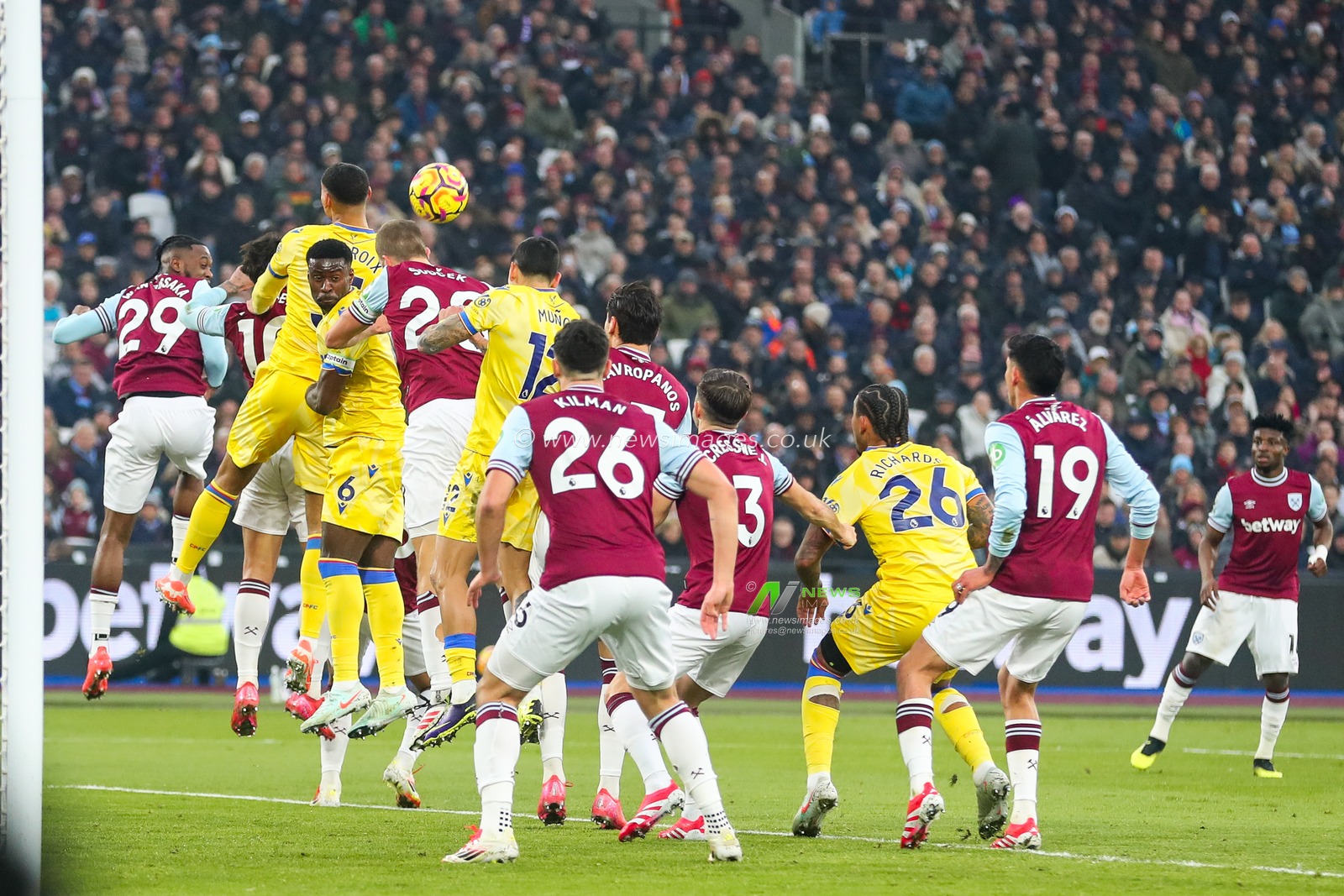 Tomas Soucek of West Ham United heads the ball during the Premier League match West Ham United vs Crystal Palace at London Stadium, London, United Kingdom, 18th January 2025

(Photo by Izzy Poles/News Images)