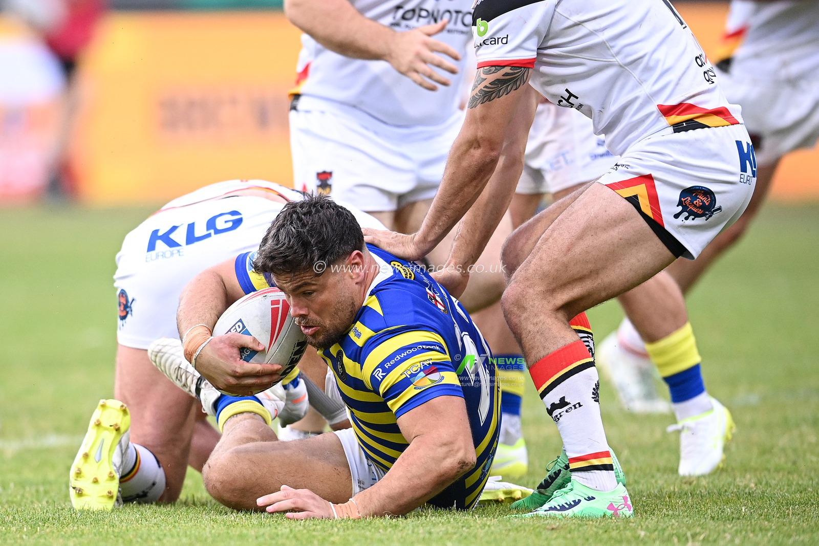 Joe Philbin of Warrington Wolves is challeneged during the Betfred Super League round 22 match Bradford Bulls vs Warrington Wolves at Odsal Stadium, Bradford, United Kingdom on 08 August 2026

(Photo by Ben Roberts/News Images)