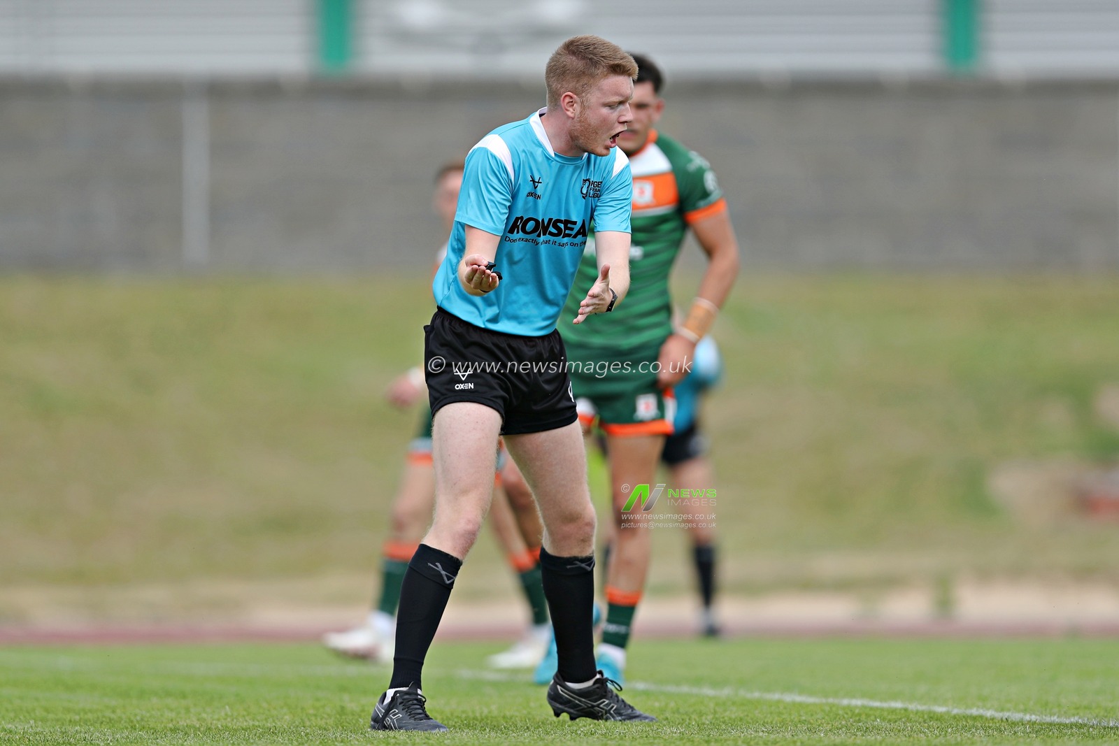 Referee R. Cox gives a knock on during the Betfred Championship match Hunslet RLFC vs Barrow Raiders at South Leeds Stadium, Leeds, United Kingdom, 22nd June 2025

(Photo by Sam Eaden/News Images)