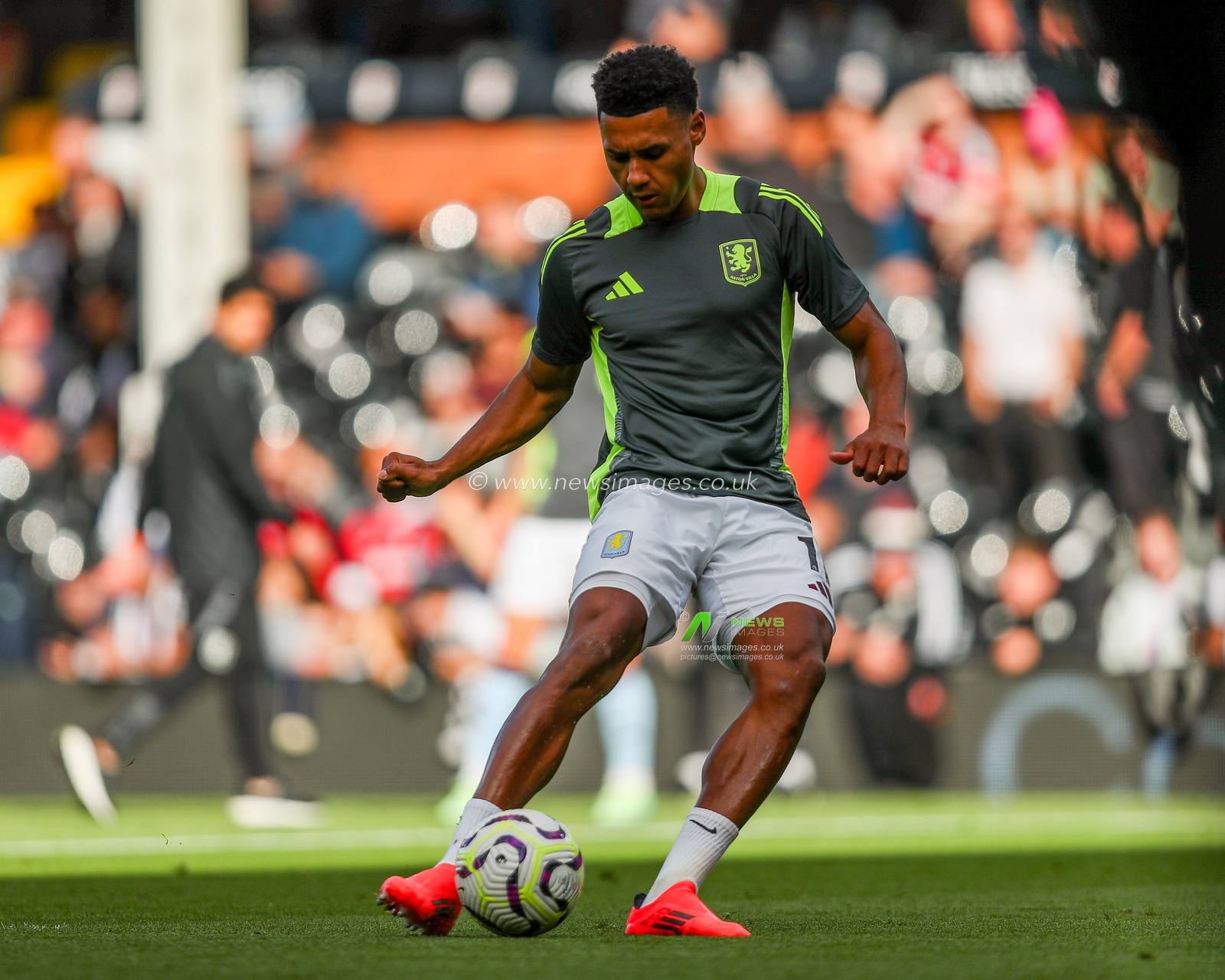 Ollie Watkins of Aston Villa warms up prior to the Premier League match Fulham vs Aston Villa at Craven Cottage, London, United Kingdom, 19th October 2024

(Photo by Izzy Poles/News Images)