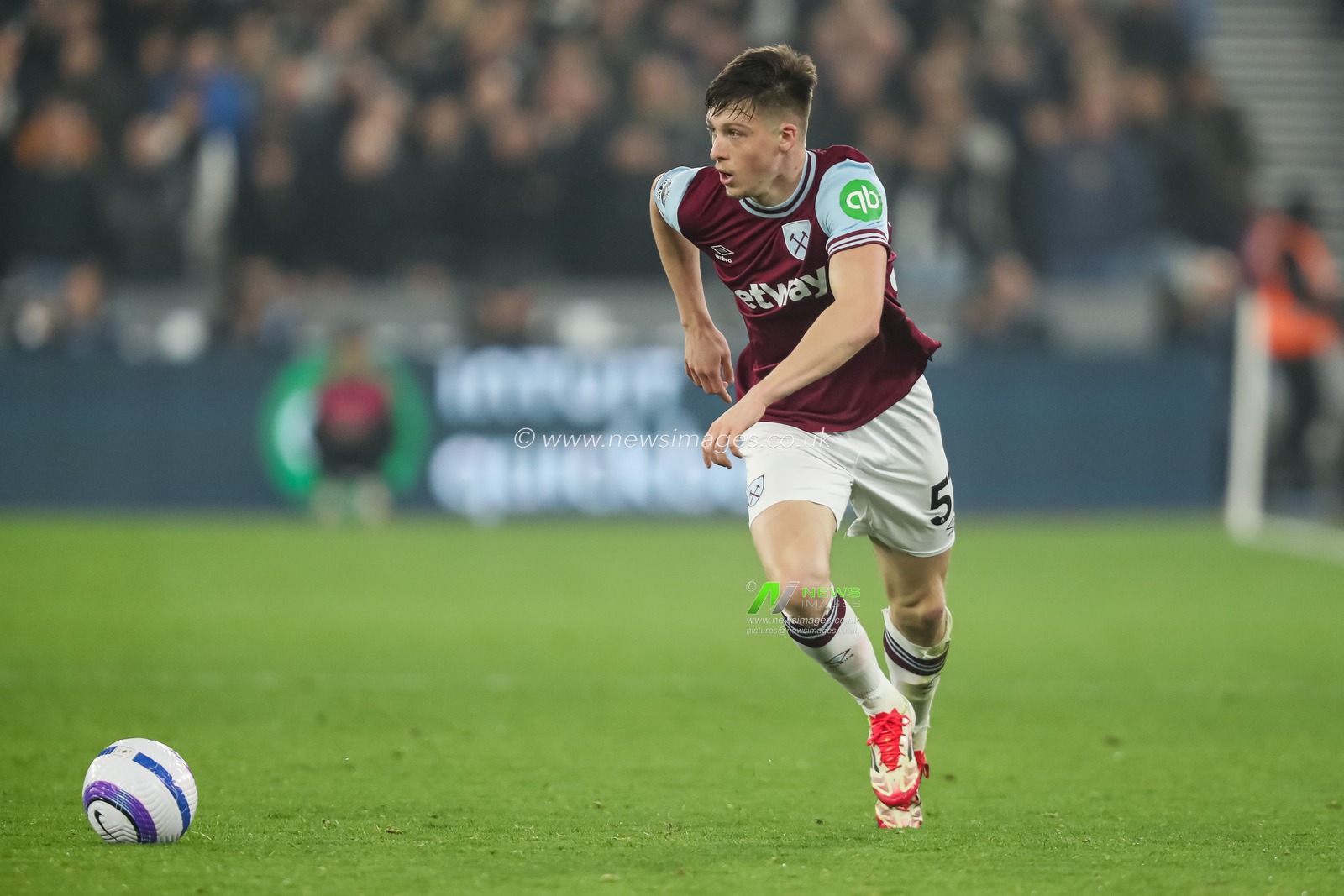 Oliver Scarles of West Ham United makes a break with the ball during the Premier League match West Ham United vs Newcastle United at London Stadium, London, United Kingdom, 10th March 2025

(Photo by Izzy Poles/News Images)