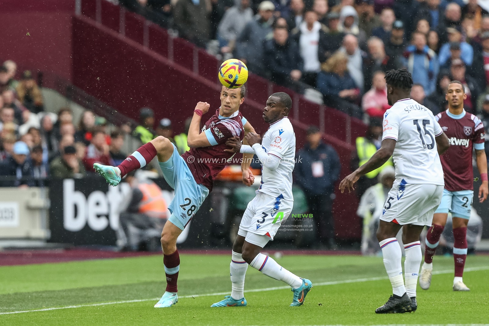 TomÃ¡Å¡ SouÄek #28 of West Ham United clears the ball during the Premier League match West Ham United vs Crystal Palace at London Stadium, London, United Kingdom, 6th November 2022

(Photo by Arron Gent/News Images)