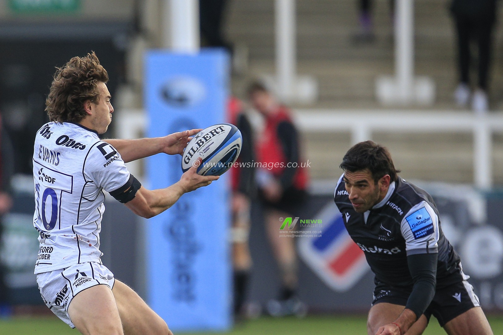 Lloyd Evans of Gloucester Rugby passes the ball