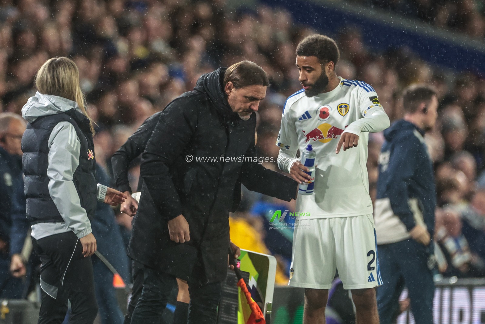 Daniel Farke manager of Leeds United has a chat with Jayden Bogle of Leeds United during a break in play during the Premier League match Leeds United vs West Ham United at Elland Road, Leeds, United Kingdom, 24th October 2025

(Photo by Mark Cosgrove/News Images)