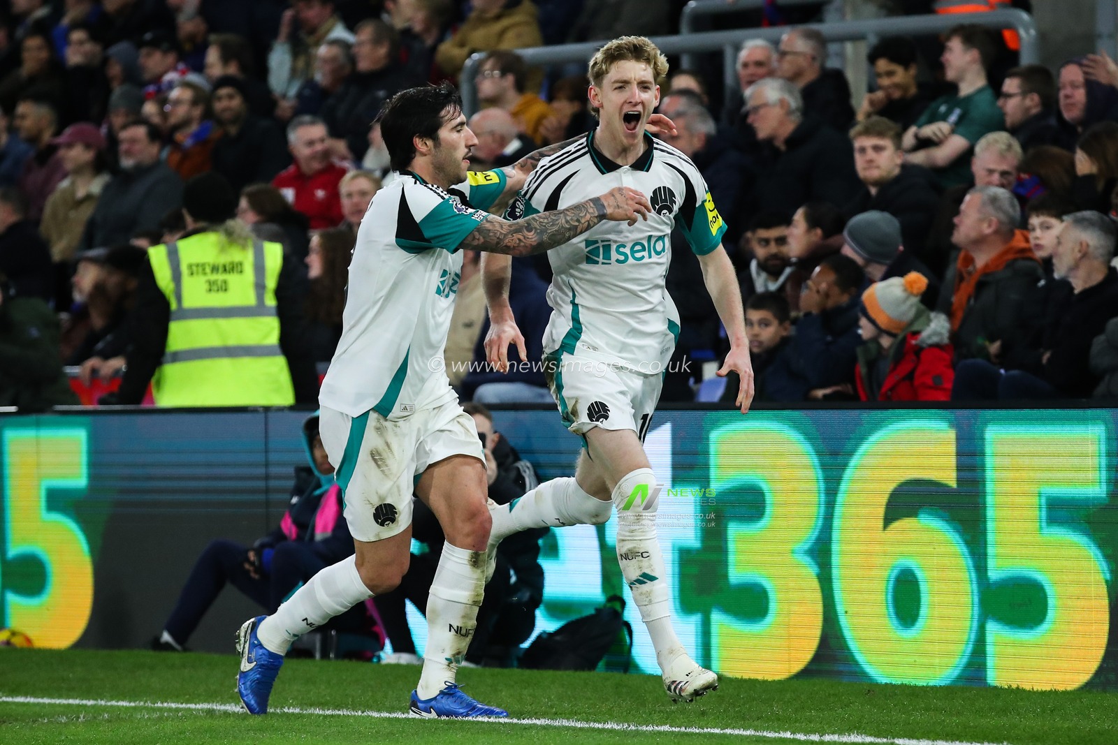 Anthony Gordon of Newcastle United celebrates his goal to make it 0-1 during the Premier League match Crystal Palace vs Newcastle United at Selhurst Park, London, United Kingdom, 30th November 2024

(Photo by Gareth Evans/News Images)