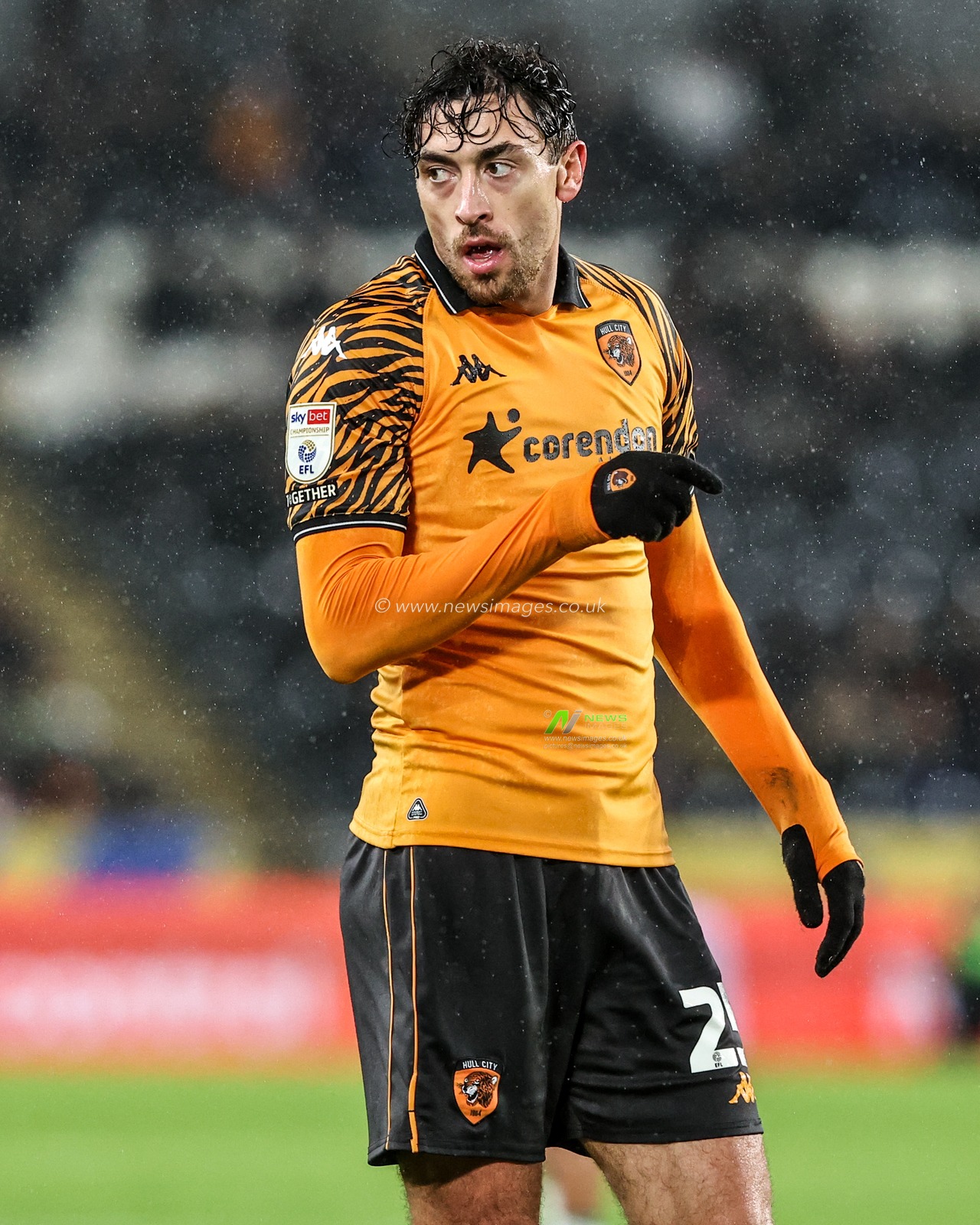 Matt Crooks of Hull City during the Sky Bet Championship match Hull City vs Middlesbrough at MKM Stadium, Hull, United Kingdom, 5th December 2025

(Photo by Alfie Cosgrove/News Images)

*** GER AUT SUI OUT ***