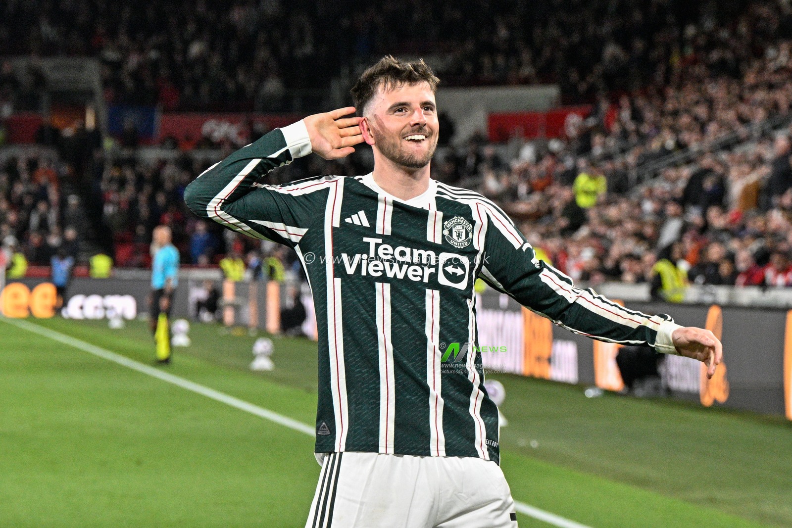 Mason Mount of Manchester United celebrates his goal to make it 0-1 during the Premier League match Brentford vs Manchester United at The Gtech Community Stadium, London, United Kingdom, 30th March 2024

(Photo by Cody Froggatt/News Images)