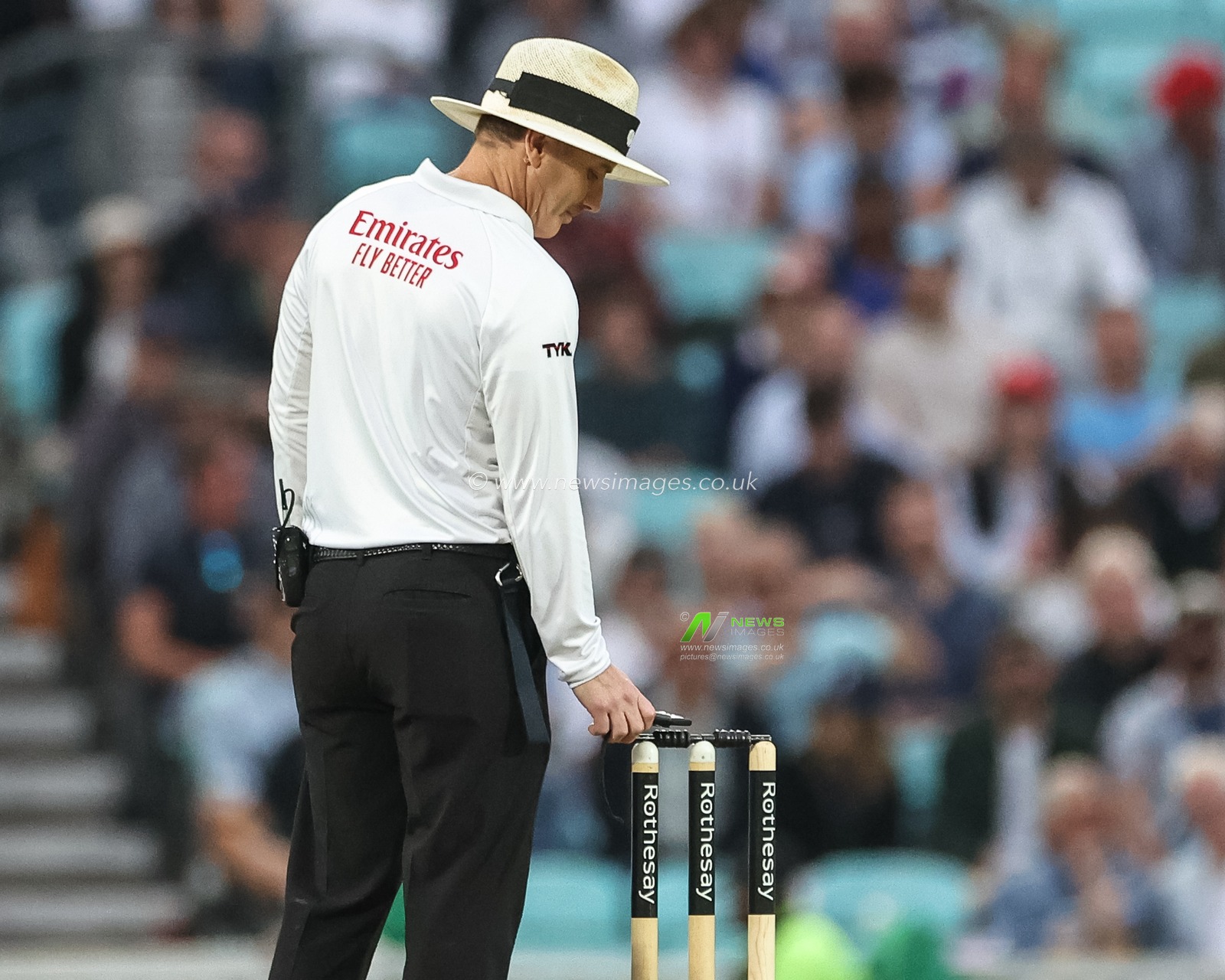 Umpire checks light on the wicket before taking both teams off for bad light during the 3rd Rothesay Test Match Day Two England v Sri Lanka at The Kia Oval, London, United Kingdom, 7th September 2024

(Photo by Mark Cosgrove/News Images)