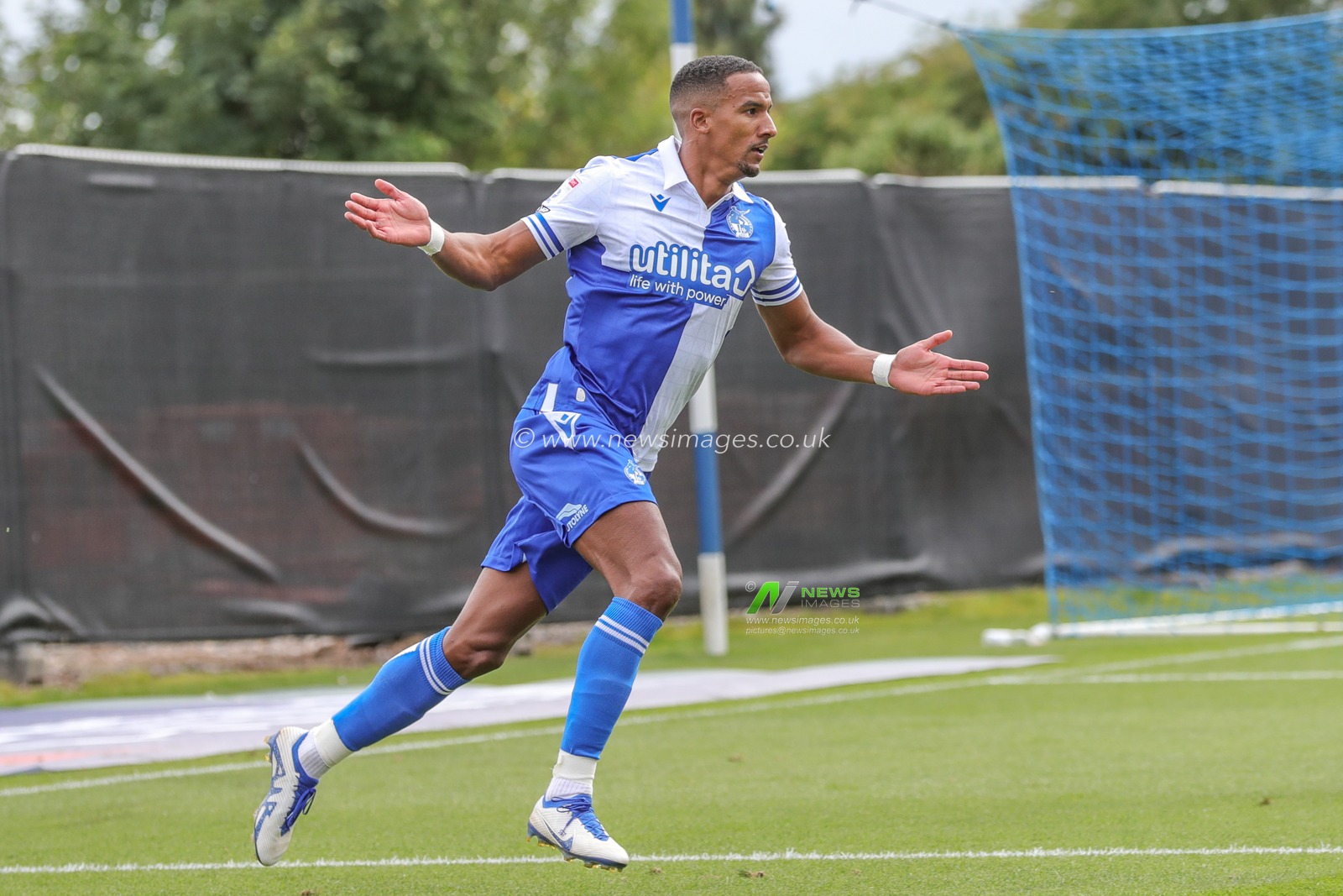 Scott Sinclair of Bristol Rovers celebrates his goal to make it 1-1 during the Sky Bet League 1 match Bristol Rovers vs Barnsley at Memorial Stadium, Bristol, United Kingdom, 12th August 2023

(Photo by Alfie Cosgrove/News Images)
