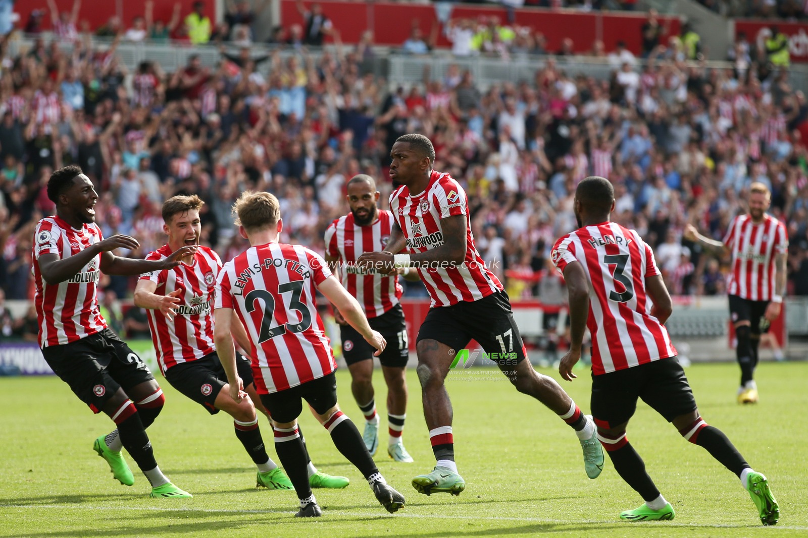 Ivan Toney #17 of Brentford celebrates his goal to make it 2-0 during the Premier League match Brentford vs Leeds United at Brentford Community Stadium, London, United Kingdom, 3rd September 2022

(Photo by Arron Gent/News Images)