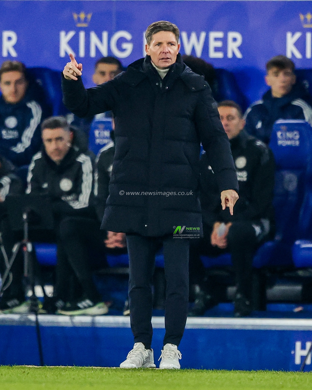 Oliver Glasner of Crystal Palace gives the team instructions during the Premier League match Leicester City vs Crystal Palace at King Power Stadium, Leicester, United Kingdom, 15th January 2025

(Photo by Alfie Cosgrove/News Images)