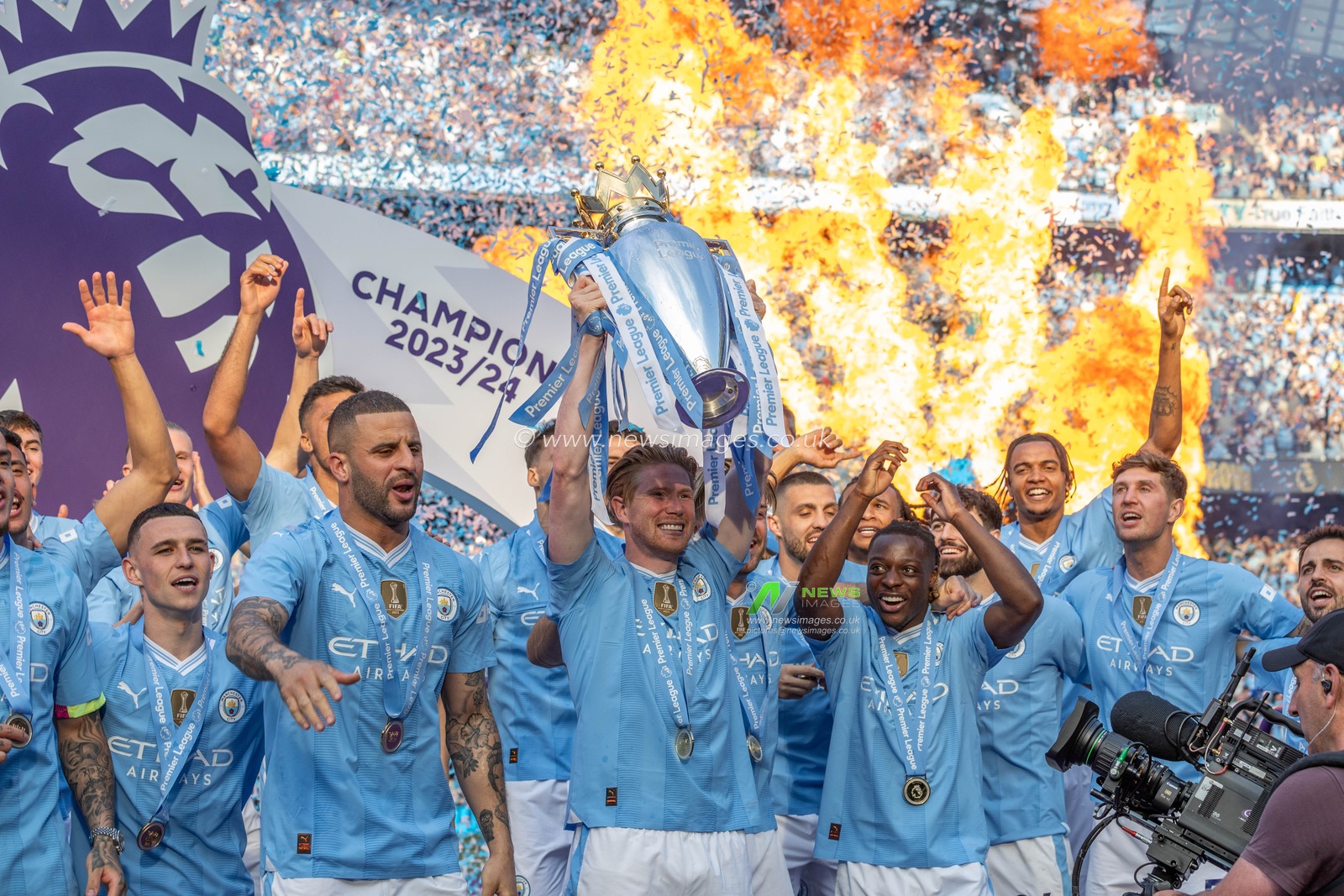 Kevin De Bruyne of Manchester City lifts the Premier League Trophy during the Premier League match Manchester City vs West Ham United at Etihad Stadium, Manchester, United Kingdom, 19th May 2024

(Photo by Mark Cosgrove/News Images)