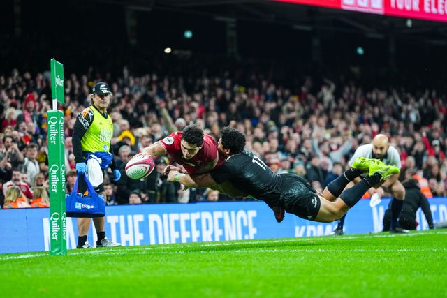 Louis Rees-Zammit of Wales dives for the corner to score a try during the Quilter Nations Series 2025 match Wales vs New Zealand at Principality Stadium, Cardiff, United Kingdom, 22nd November 2025

(Photo by Andrew Lewis/News Images)

*** GER AUT SUI OUT ***