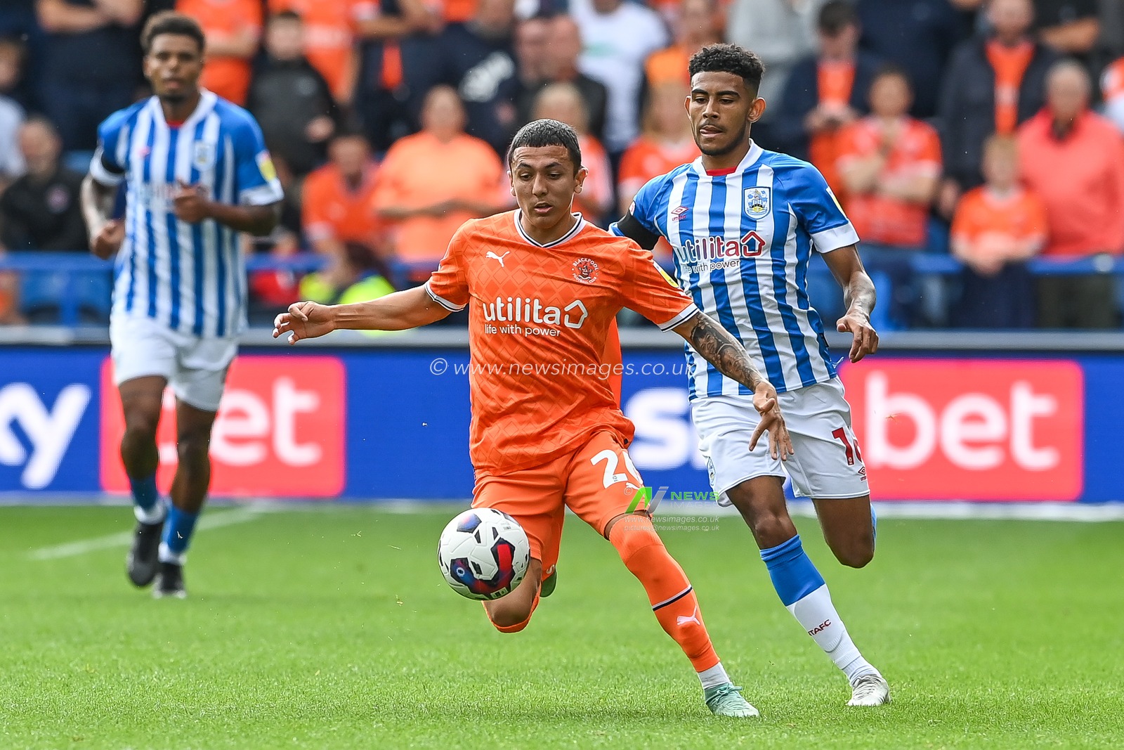 Ian Poveda #26 of Blackpool in action during the game  during the Sky Bet Championship match Huddersfield Town vs Blackpool at John Smith's Stadium, Huddersfield, United Kingdom, 4th September 2022

(Photo by Craig Thomas/News Images)