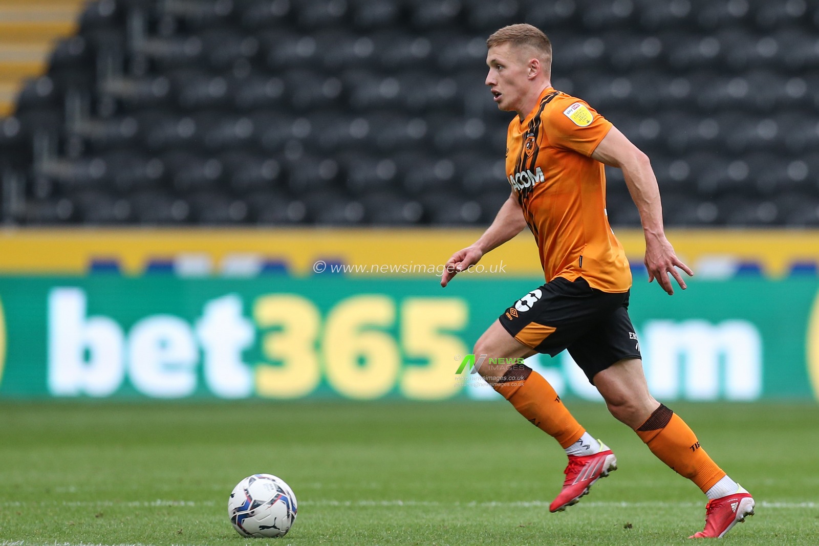 Greg Docherty #8 of Hull City runs with the ball