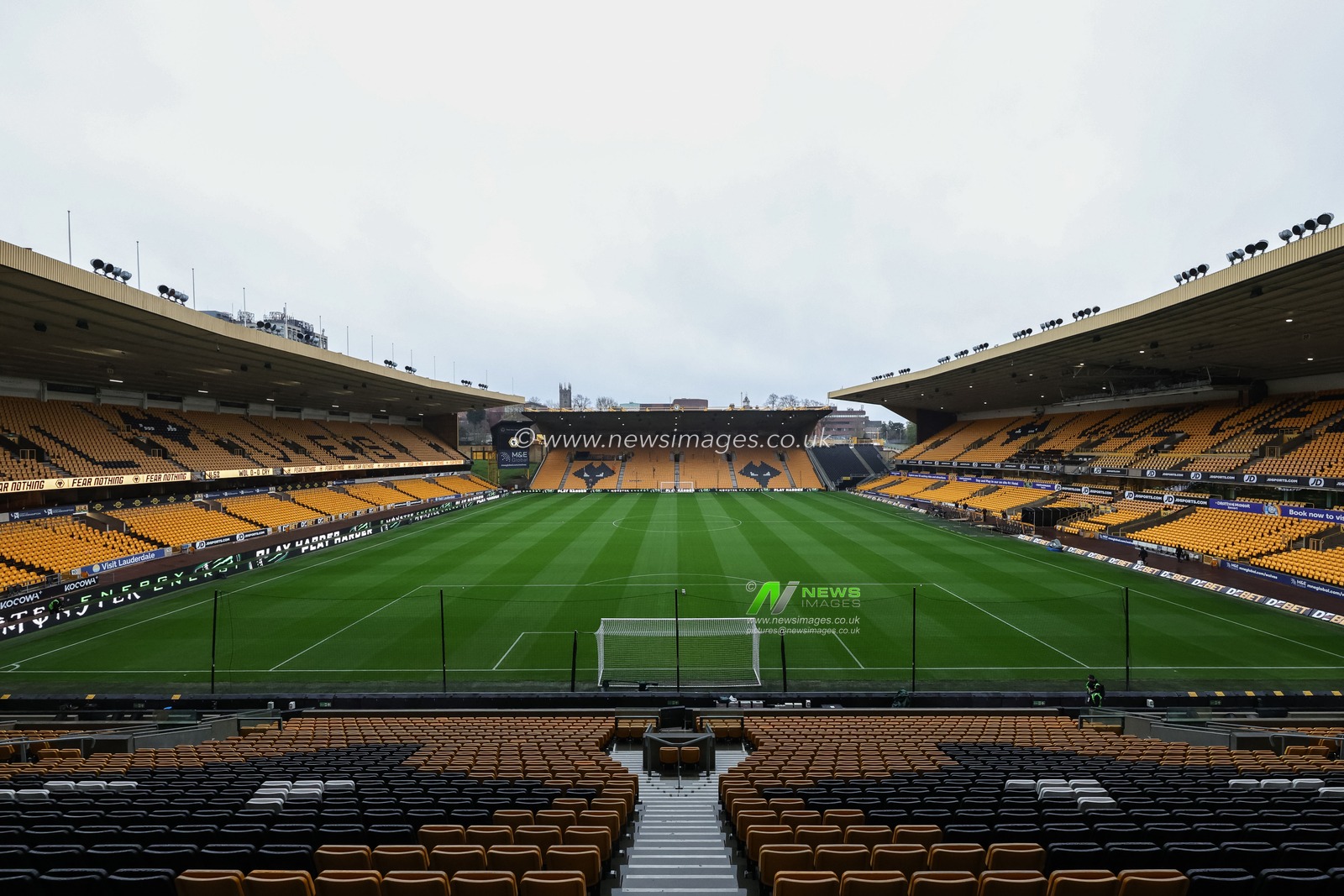 A general view of Molineux during the Premier League match Wolverhampton Wanderers vs Crystal Palace at Molineux, Wolverhampton, United Kingdom, 22nd November 2025

(Photo by Mark Cosgrove/News Images)

*** GER AUT SUI OUT ***