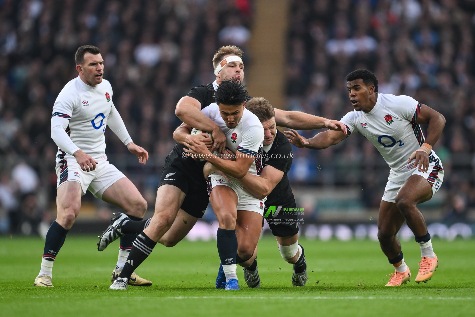 Marcus Smith of England is tackled by Jordie Barrett and Sam Cane of New Zealand  during the Autumn Nations Series match England vs New Zealand at Allianz Stadium,, Twickenham, United Kingdom, 2nd November 2024

(Photo by Craig Thomas/News Images)