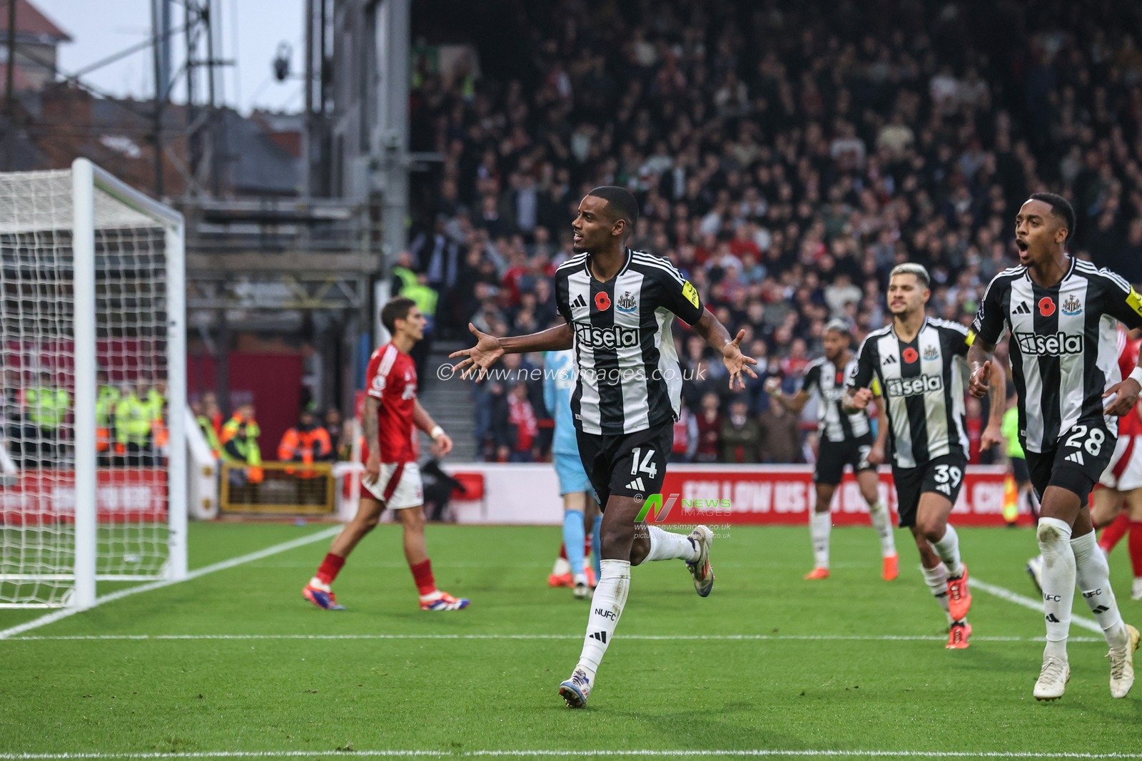 Alexander Isak of Newcastle celebrates his goal to make it 1-1 during the Premier League match Nottingham Forest vs Newcastle United at City Ground, Nottingham, United Kingdom, 10th November 2024

(Photo by Alfie Cosgrove/News Images)