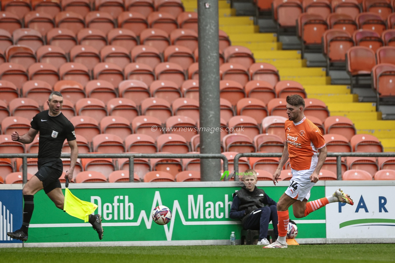 Tom Bloxham of Blackpool breaks with the ball during the Sky Bet League 1 match Blackpool vs Bolton Wanderers at Bloomfield Road, Blackpool, United Kingdom, 29th March 2025

(Photo by Mark Cosgrove/News Images)