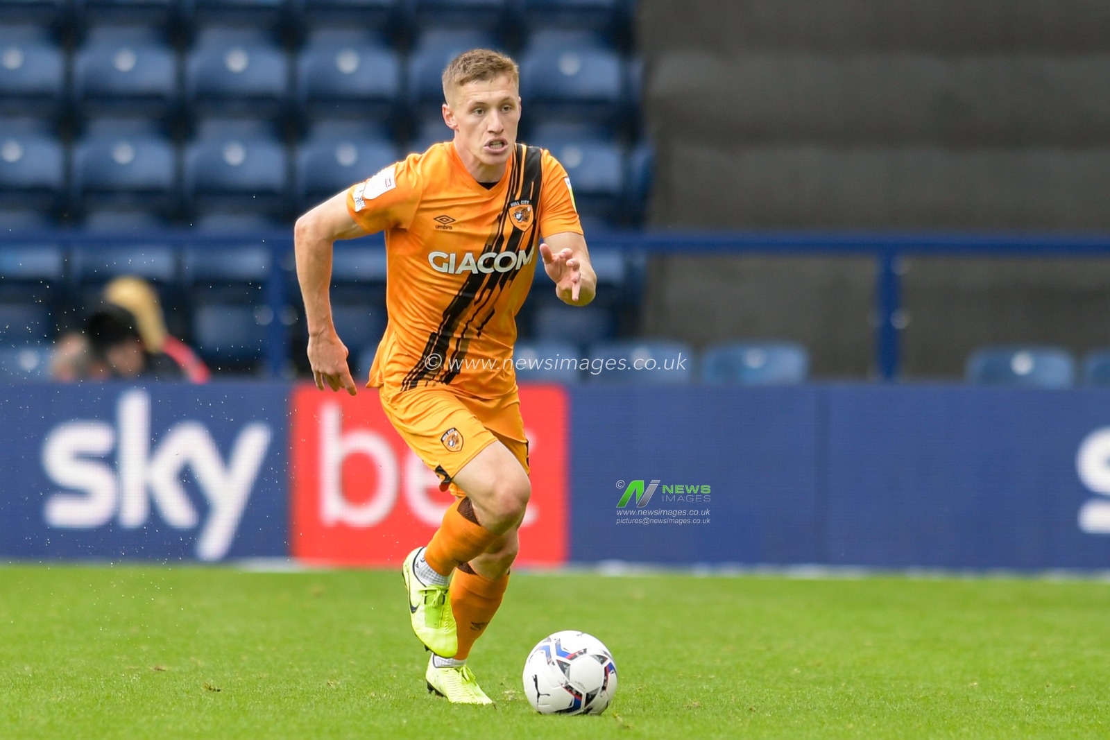 Greg Docherty #8 of Hull City runs forward with the ball