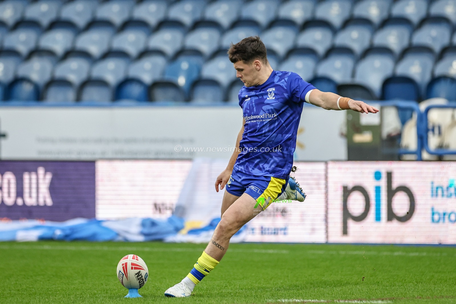 Josh Thewlis of Warrington Wolves in the pre-game warm up during the Betfred Super League Round 1 match Huddersfield Giants vs Warrington Wolves at John Smith's Stadium, Huddersfield, United Kingdom, 16th February 2025

(Photo by Mark Cosgrove/News Images)