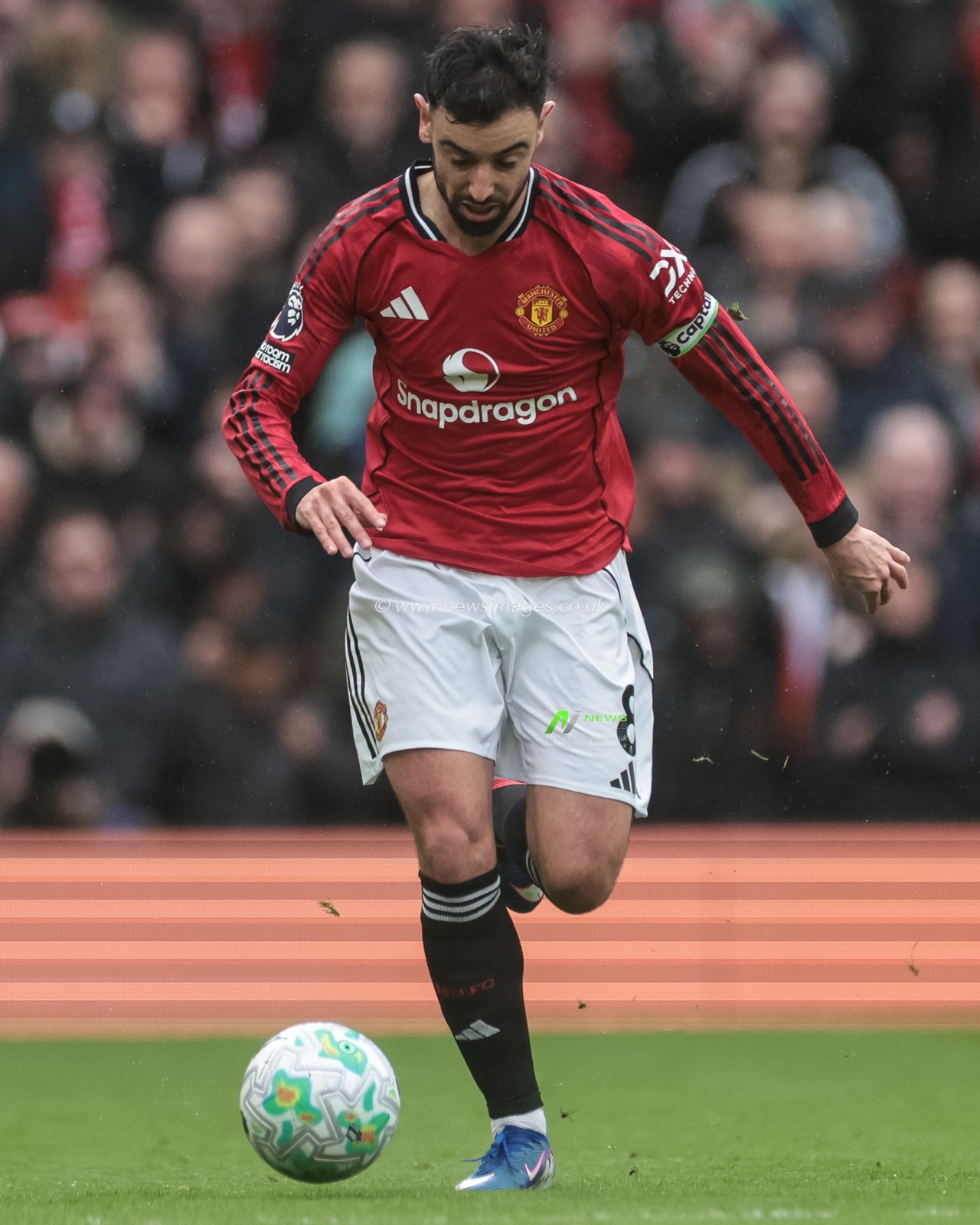 Bruno Fernandes of Manchester United breaks with the ball during the Premier League match Manchester United vs Aston Villa at Old Trafford, Manchester, United Kingdom on 15 March 2026

(Photo by Mark Cosgrove/News Images)