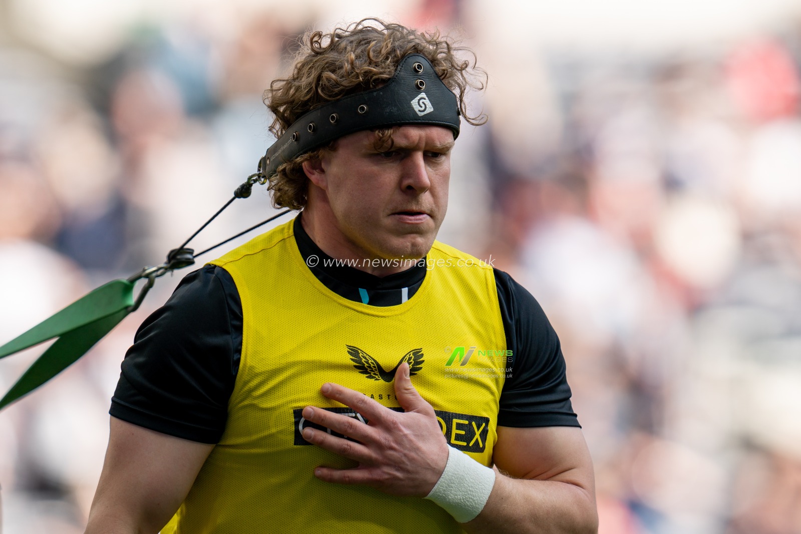 Tom Woolstencroft #16 of Saracens warming up
