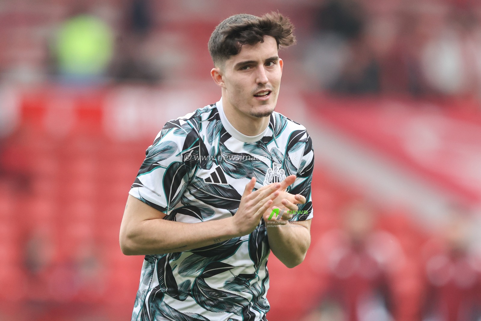 Tino Livramento of Newcastle applauds the away fans as he comes out for the warmups during the Premier League match Nottingham Forest vs Newcastle United at City Ground, Nottingham, United Kingdom, 10th November 2024

(Photo by Alfie Cosgrove/News Images)