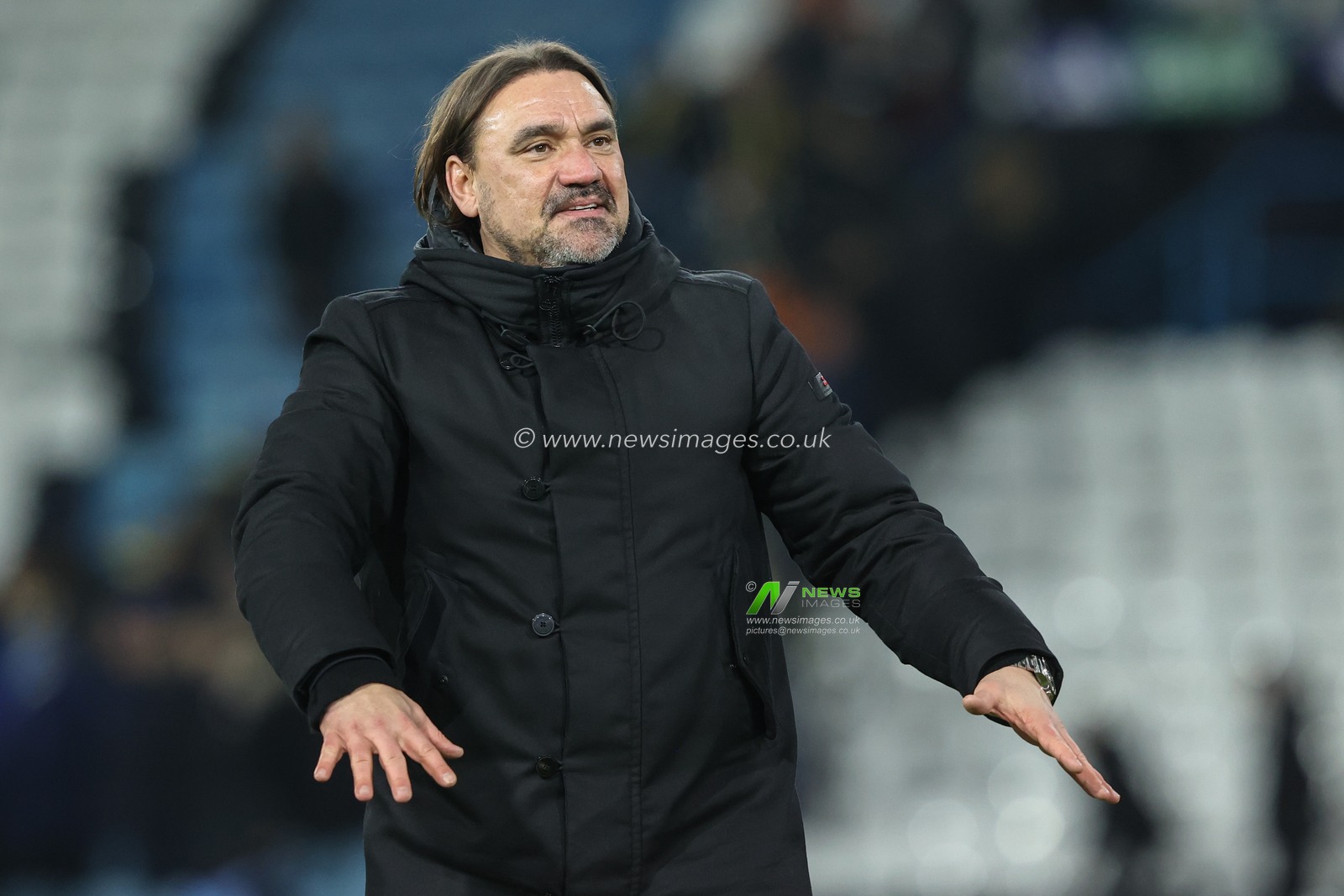 Daniel Farke Manager of Leeds United celebrates with the fans at the end of the game during the Sky Bet Championship match Leeds United vs Norwich City at Elland Road, Leeds, United Kingdom, 22nd January 2025

(Photo by Alfie Cosgrove/News Images)