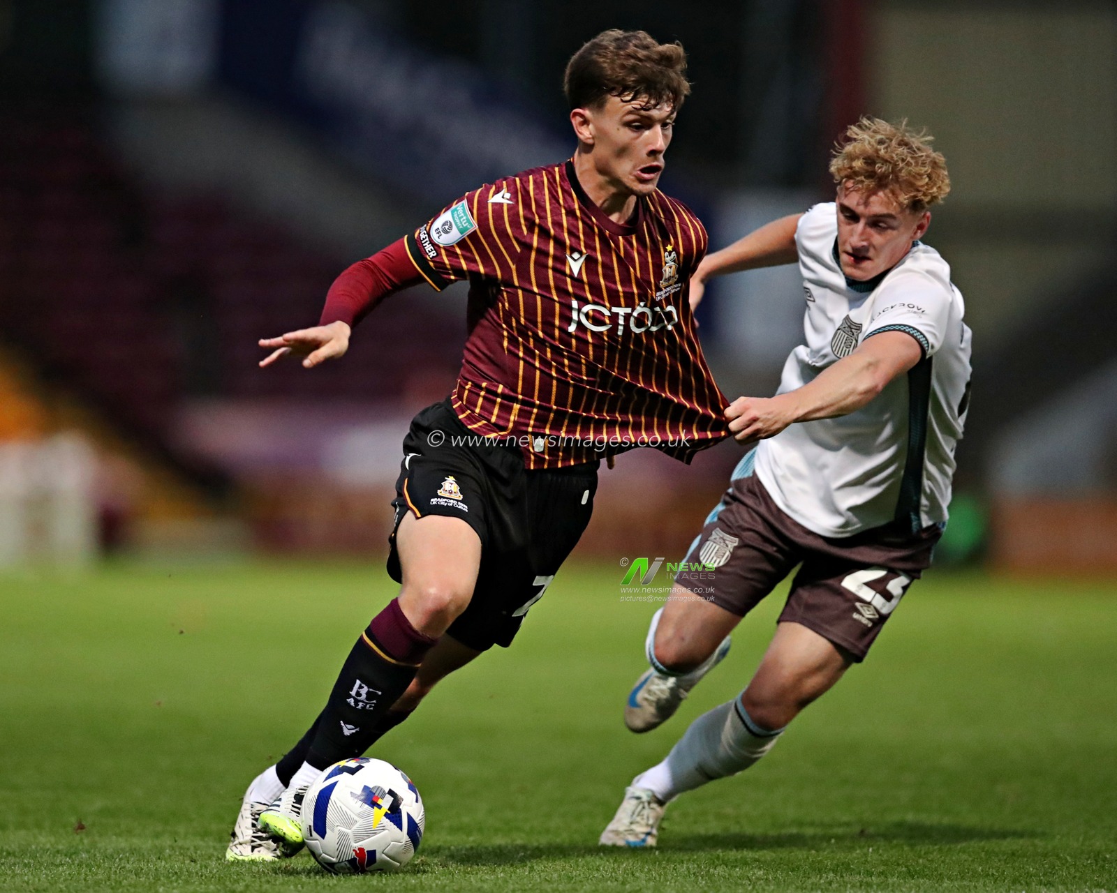 Henry Brown of Grimsby Town pressures Jenson Metcalfe of Bradford City during The Vertu Trophy match Bradford City vs Grimsby Town at University of Bradford Stadium, Bradford, United Kingdom, 2nd September 2025(Photo by Sam Eaden/News Images)