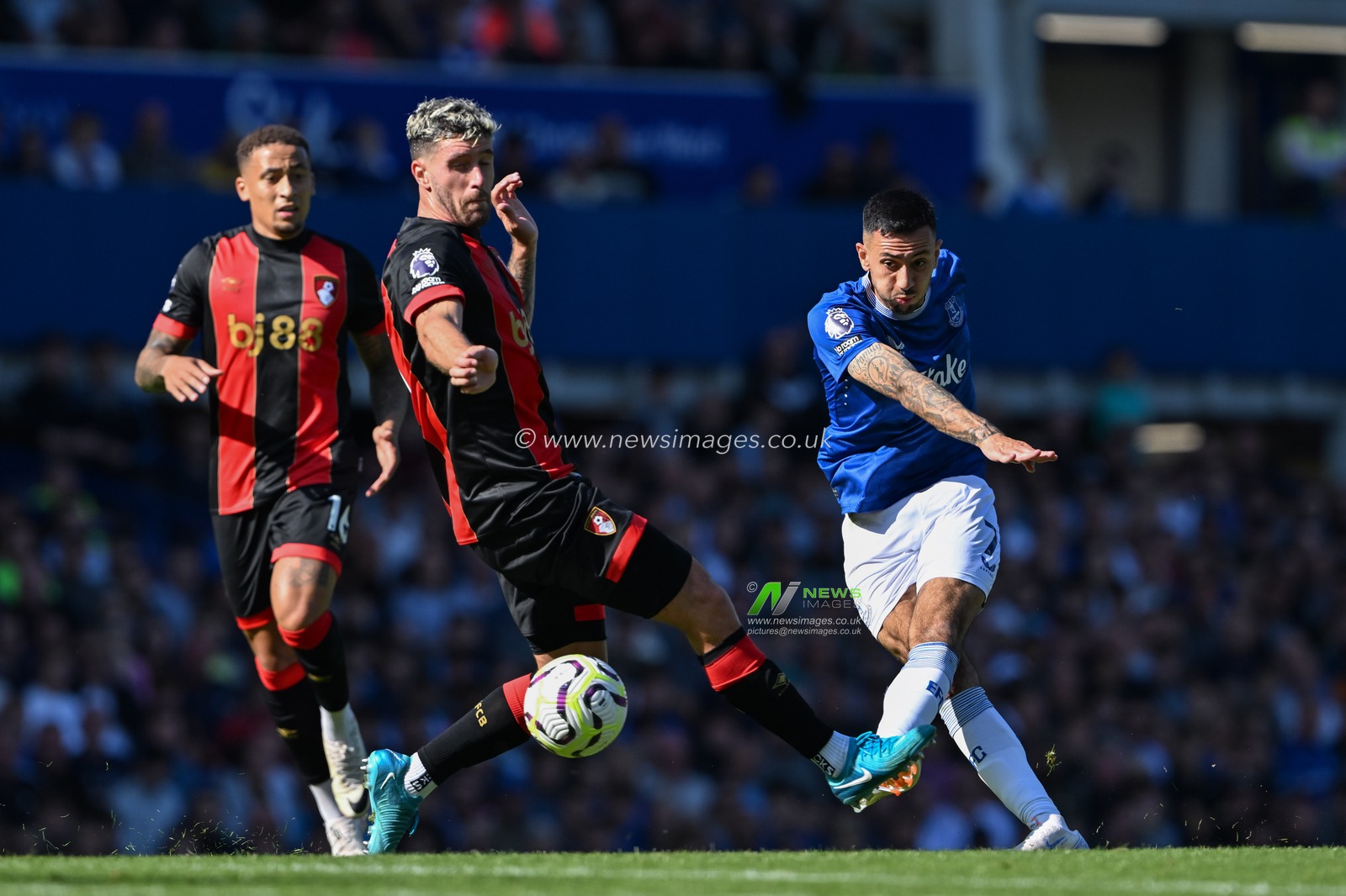 Dwight McNeil of Everton shoots on goal during the Premier League match Everton vs Bournemouth at Goodison Park, Liverpool, United Kingdom, 31st August 2024

(Photo by Cody Froggatt/News Images)