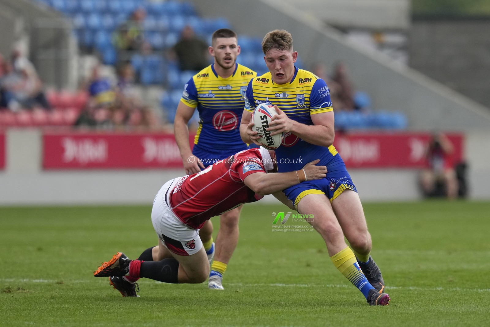Matty Nicholson #35 of Warrington Wolves runs at Salford Red Devils defence during the Betfred Super League match Salford Red Devils vs Warrington Wolves at AJ Bell Stadium, Eccles, United Kingdom, 3rd September 2022

(Photo by Steve Flynn/News Images)