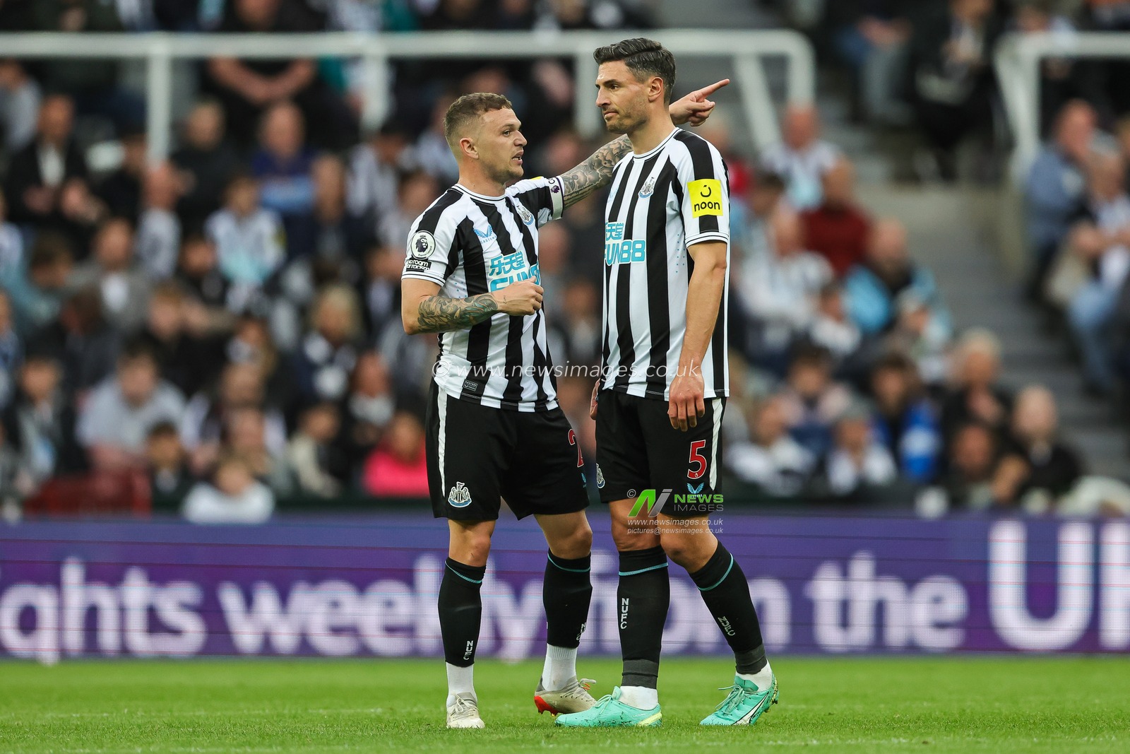 Kieran Trippier #2 of Newcastle United gives his team mate Fabian SchÃ¤r #5 instructions during the Premier League match Newcastle United vs Leicester City at St. James's Park, Newcastle, United Kingdom, 22nd May 2023

(Photo by Mark Cosgrove/News Images)