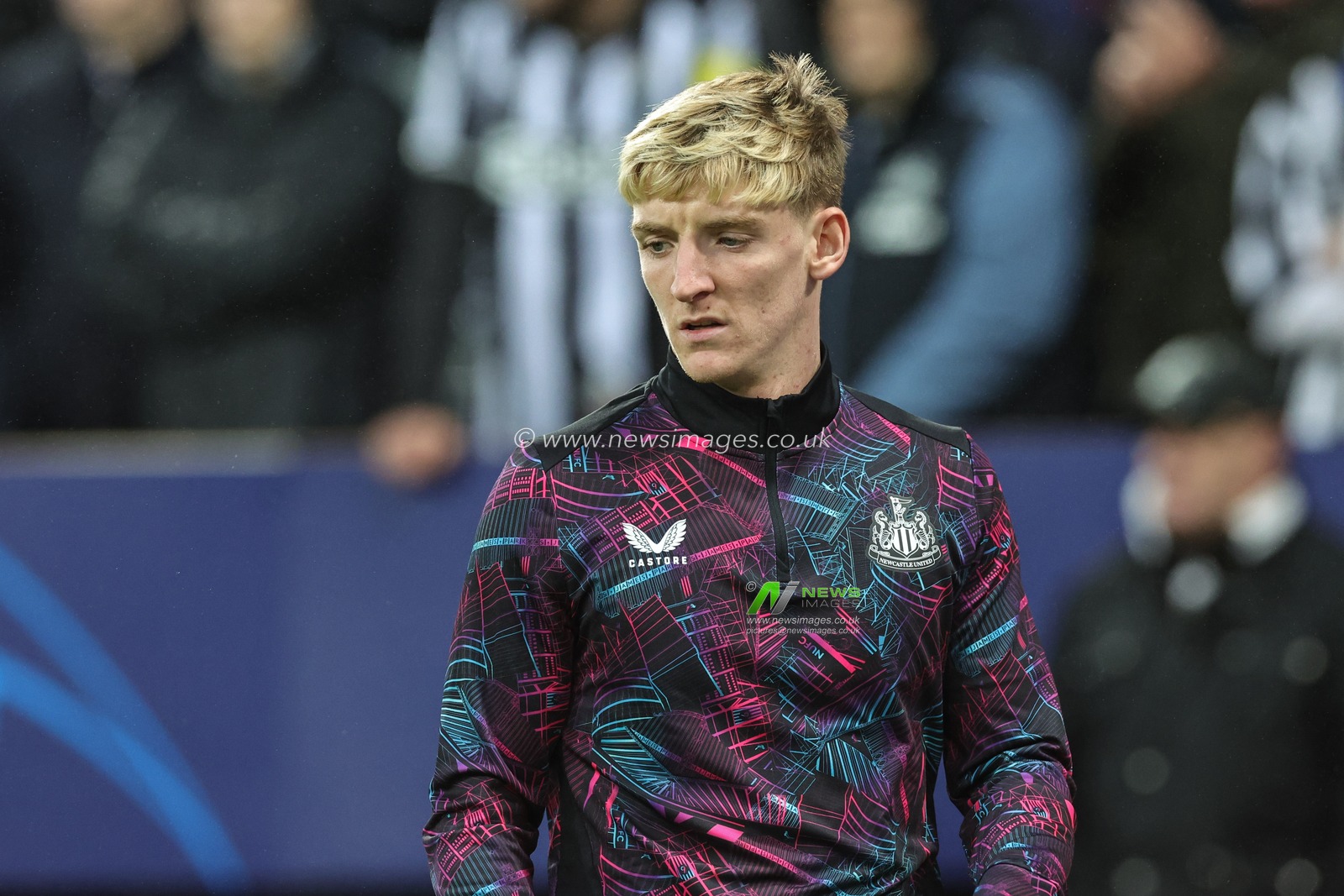 Anthony Gordon #10 of Newcastle United during the UEFA Champions League match Newcastle United vs Borussia Dortmund at St. James's Park, Newcastle, United Kingdom, 25th October 2023

(Photo by Mark Cosgrove/News Images)