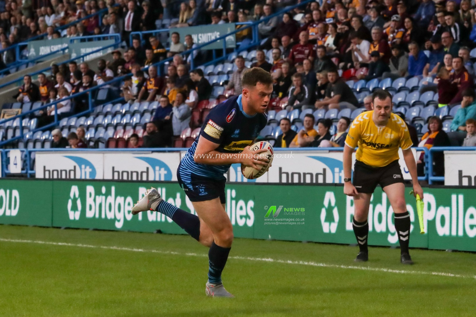 21st June 2019 , John Smiths Stadium, Huddersfield, England; Betfred Super League, Round 19, Huddersfield Giants vs Wigan Warriors ; Joe Burgess (5) of Wigan Warriors goes over for a try 


Credit Mark Cosgrove/News Images