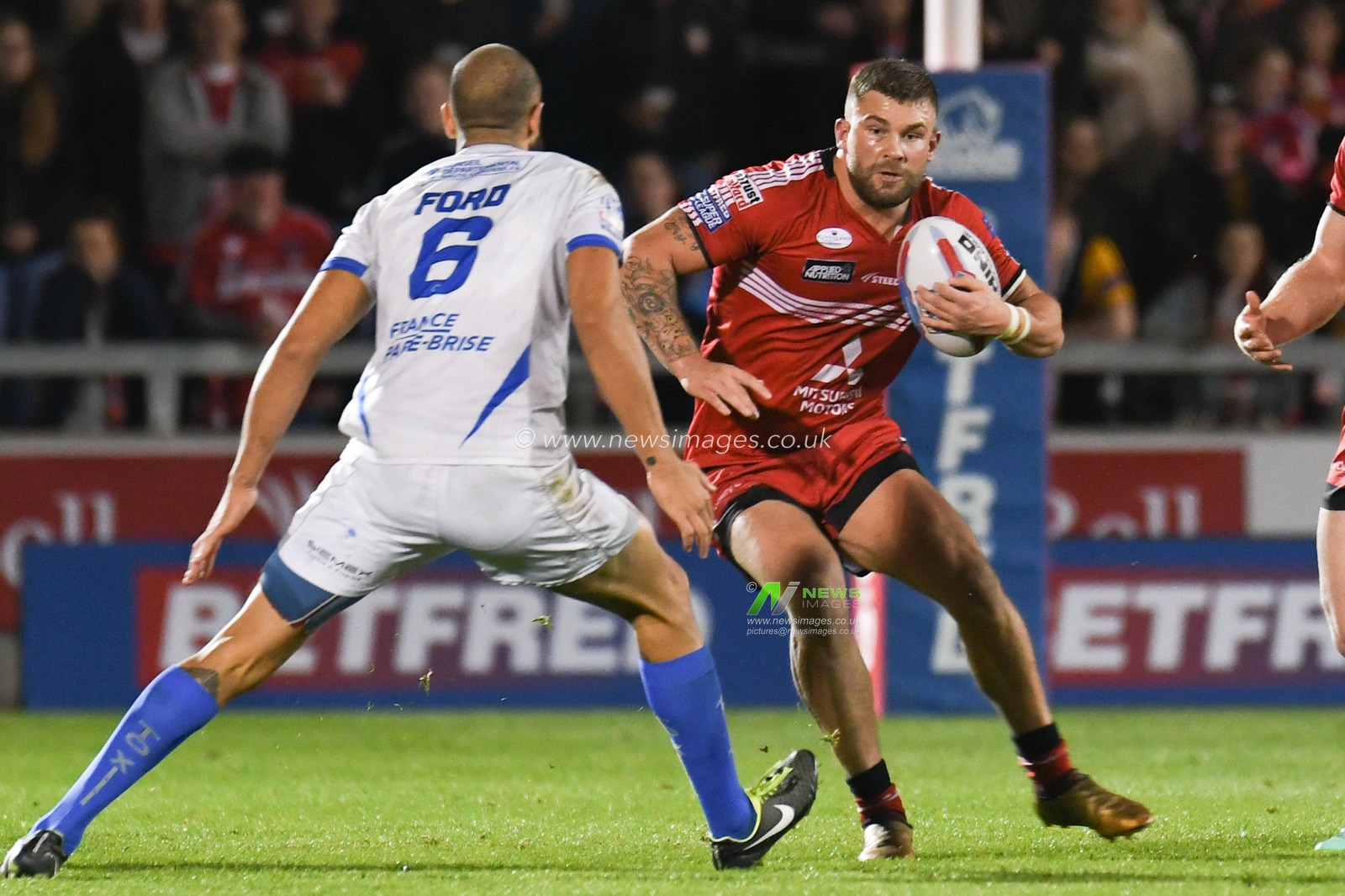 27th September 2018 , AJ Bell Stadium, Manchester, England; Betfred Super League Qualifiers, Salford Red Devils v Toulouse Olympique, Ryan Lannon of Salford Red Devils charges at Jonathon Ford of Toulouse Olympique 

Credit:   Richard Long/News Images